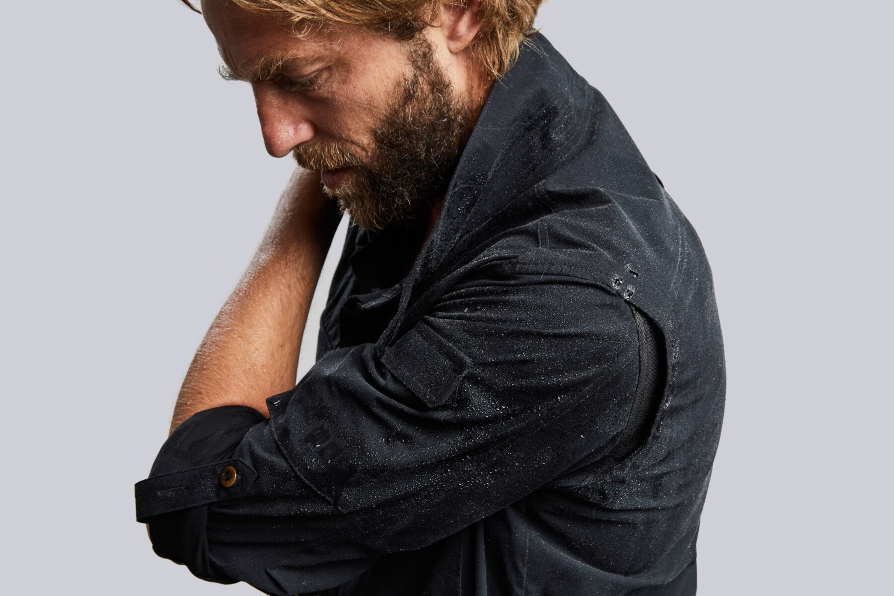 Mann trägt Planet Earth Shirt von Vollebak