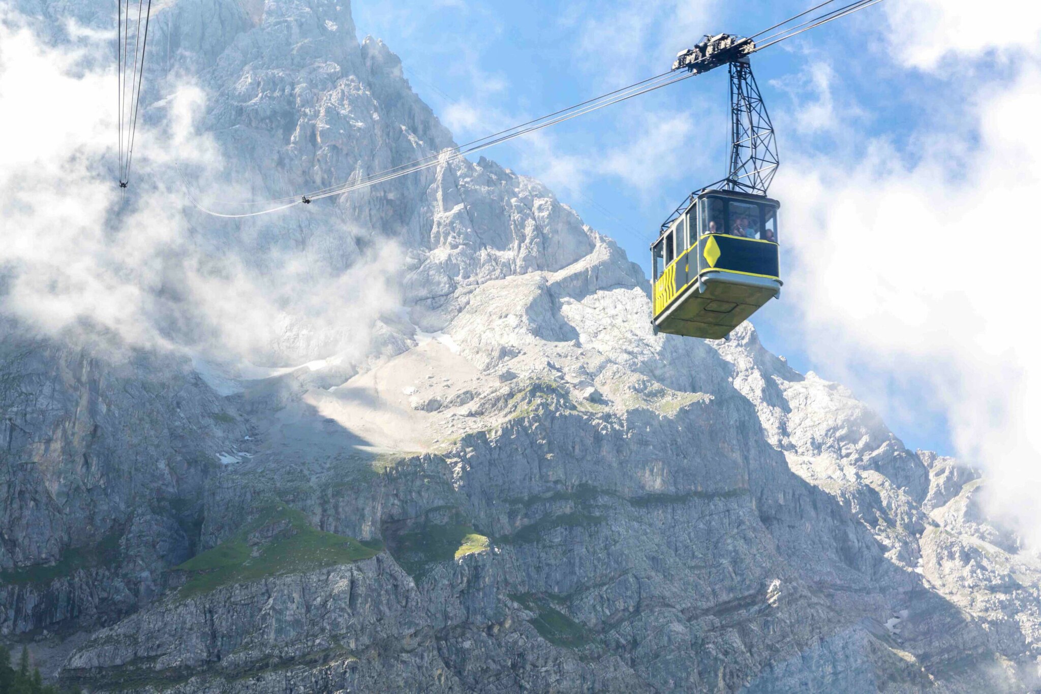 Die Zugspitz-Seilbahn auf dem Weg zum Gipfel