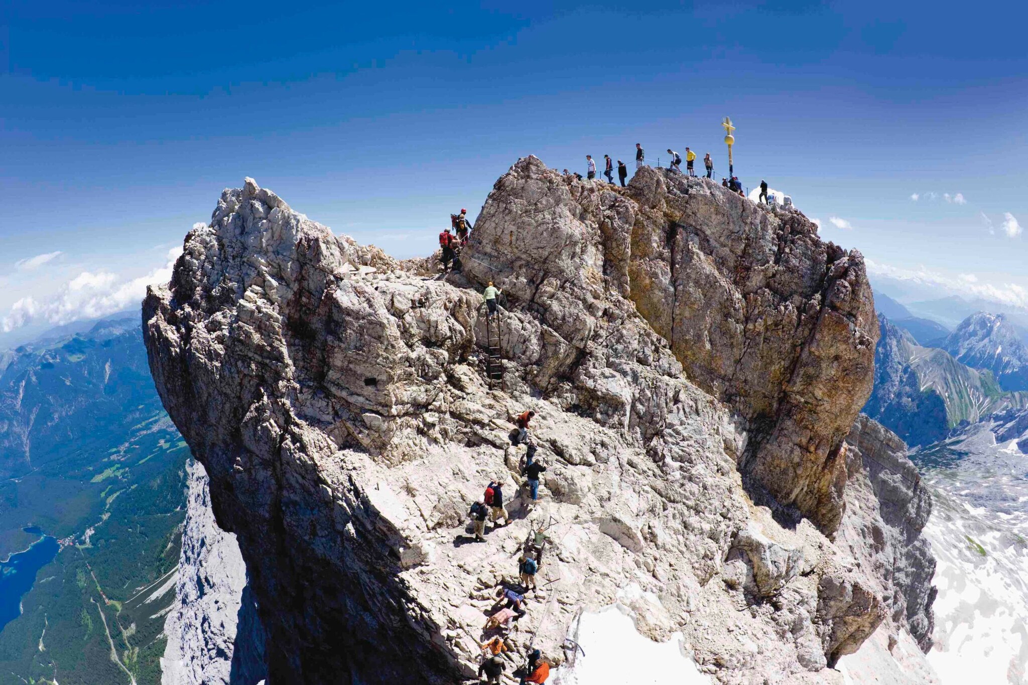 Zugspitze mit Wandernden bei blauem Himmel Zugspitze mit Wandernden bei blauem Himmel