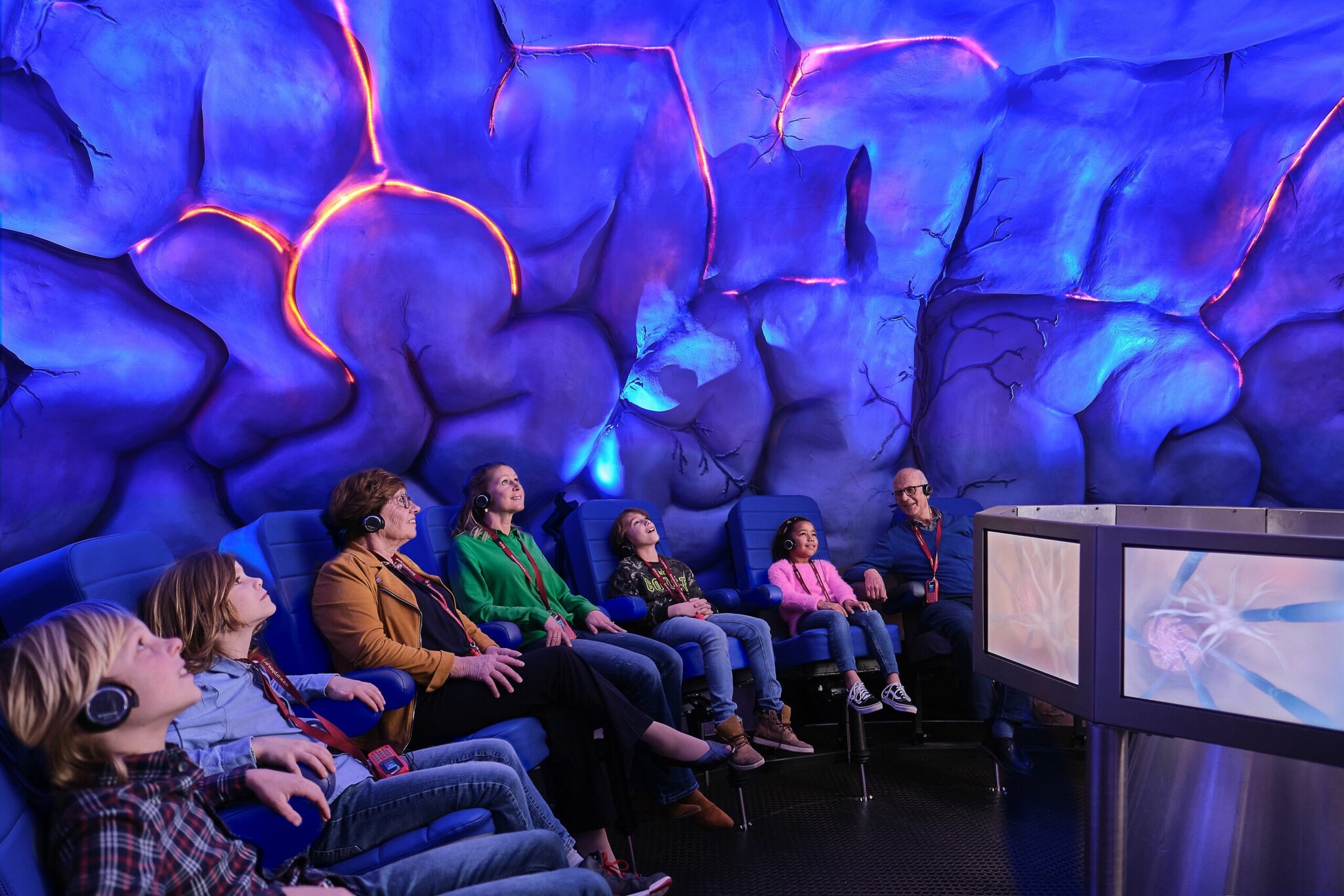 Eine Gruppe Menschen mit Kopfhörern befindet sich im Herzen des Corpus Museum.