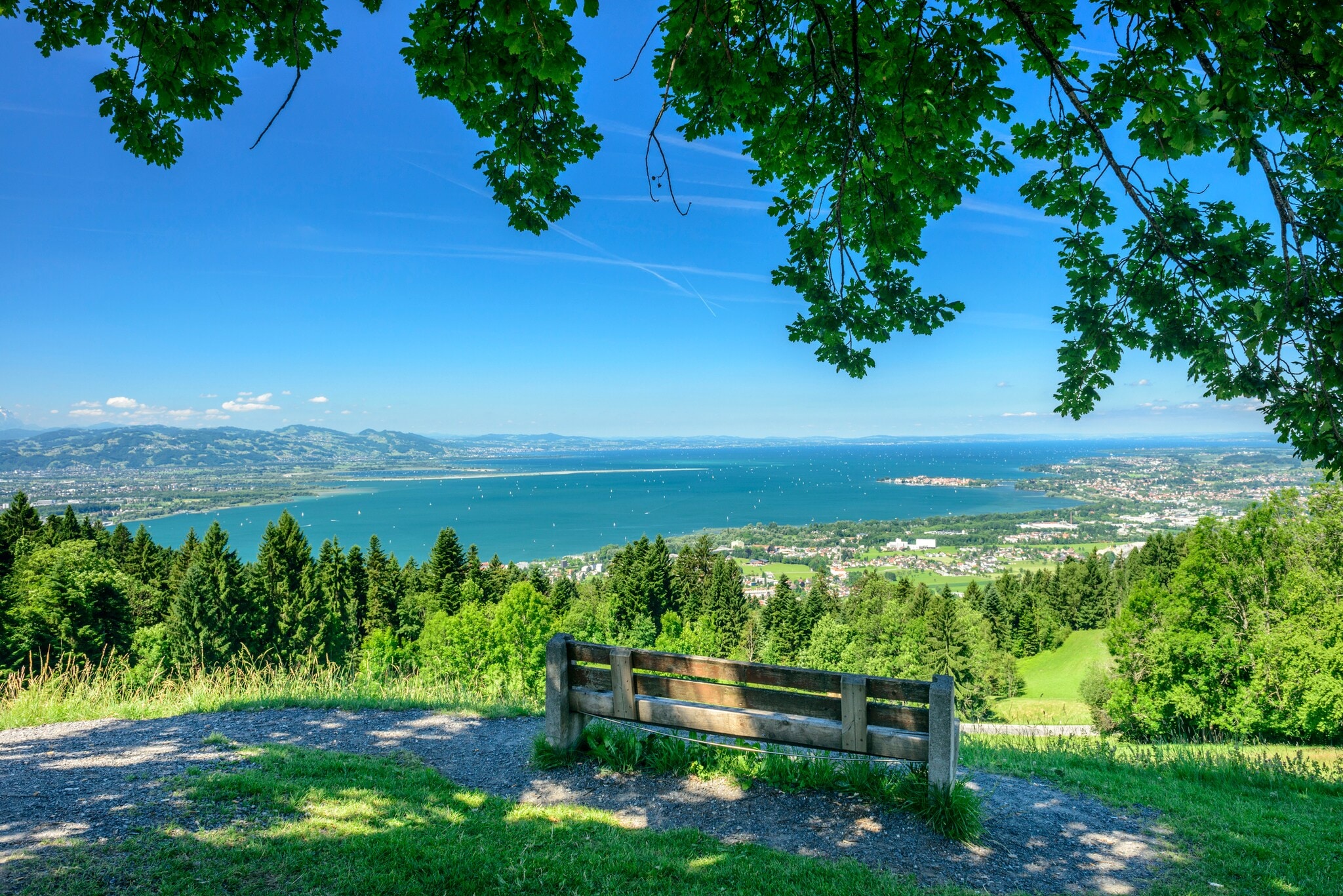 Holzbank mit Blick auf den Bodensee