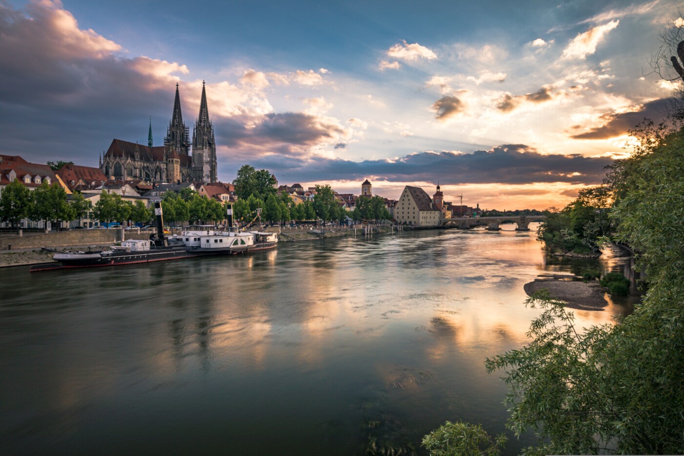 Die Donau mit Blick vom Ufer aus auf Regensburg