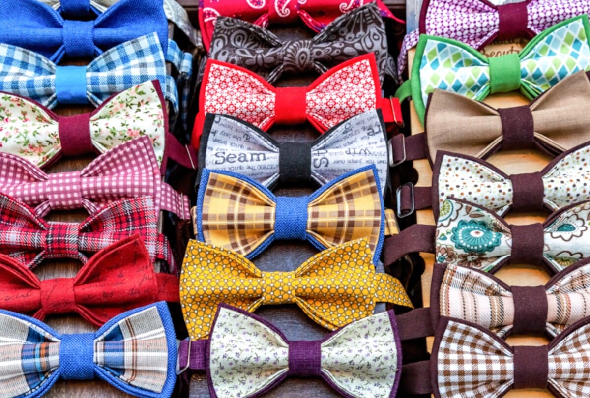 Fliegen in unterschiedlichen Farben liegen nebeneinander Fliegen in unterschiedlichen Farben liegen nebeneinander