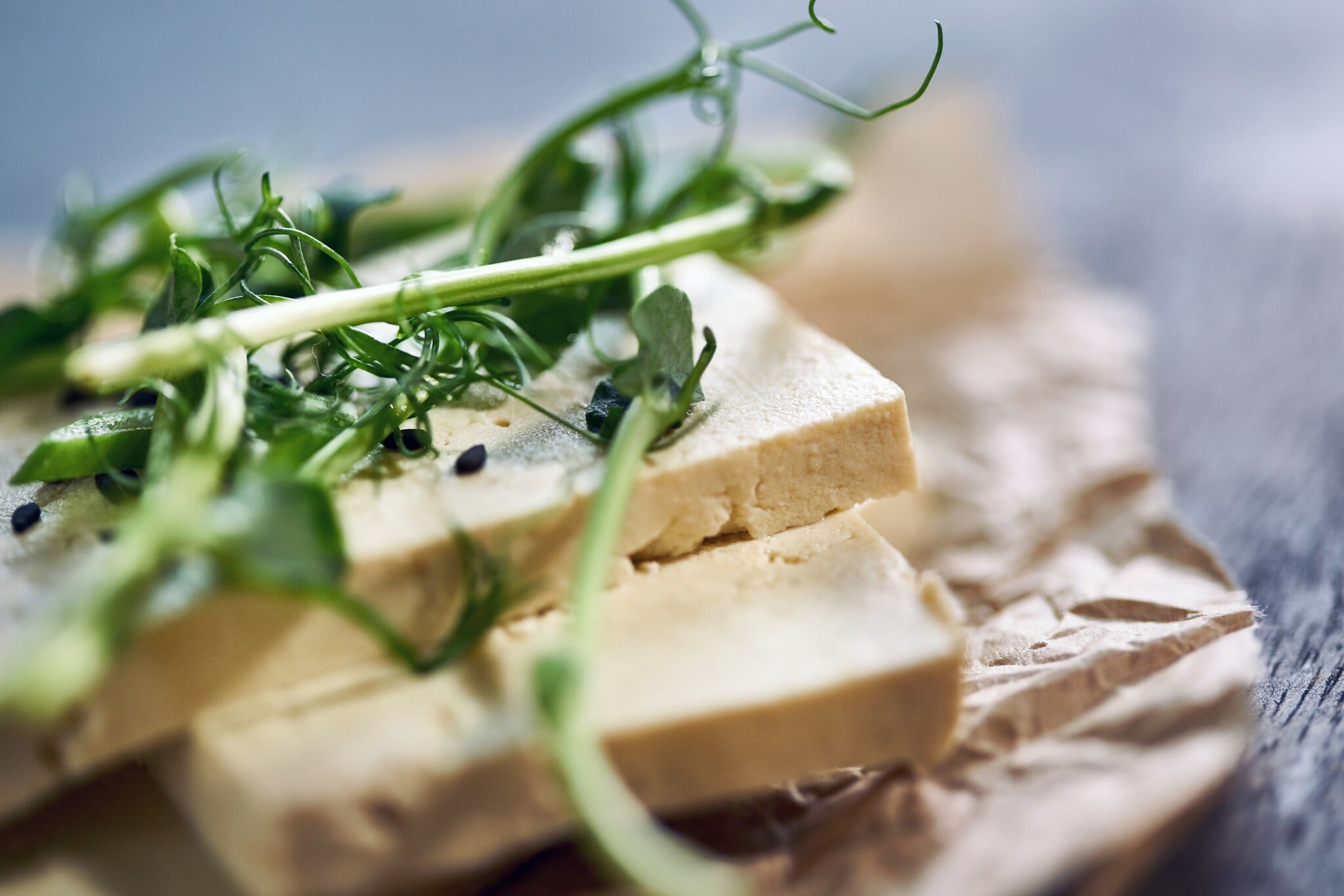 Tofu und Kräuter auf einem Brettchen Tofu und Kräuter auf einem Brettchen