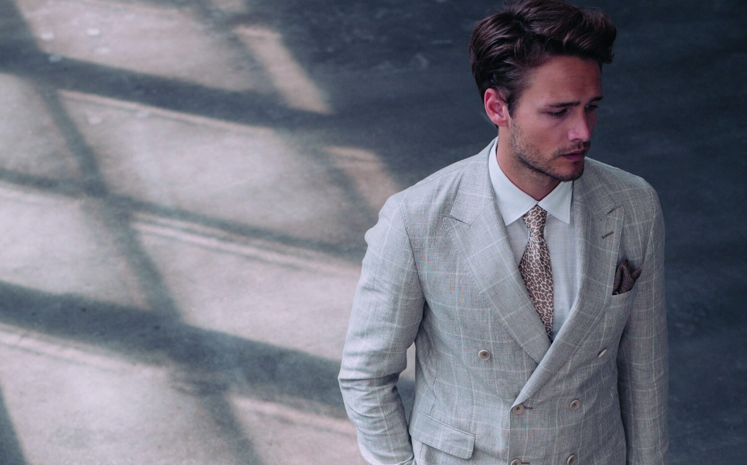 Mann mit Sakko und Krawatte in Beigetönen Mann mit Sakko und Krawatte in Beigetönen