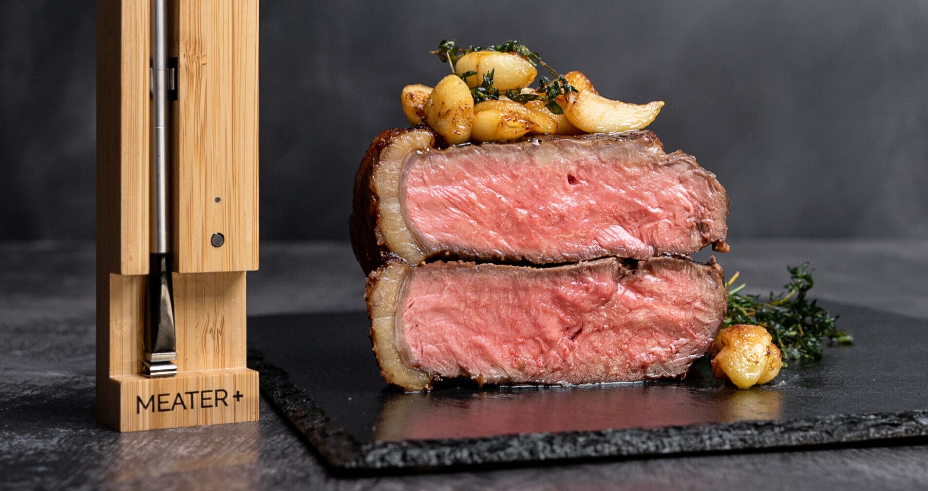 Ein Fleischthermometer neben perfekt gegartem Fleisch