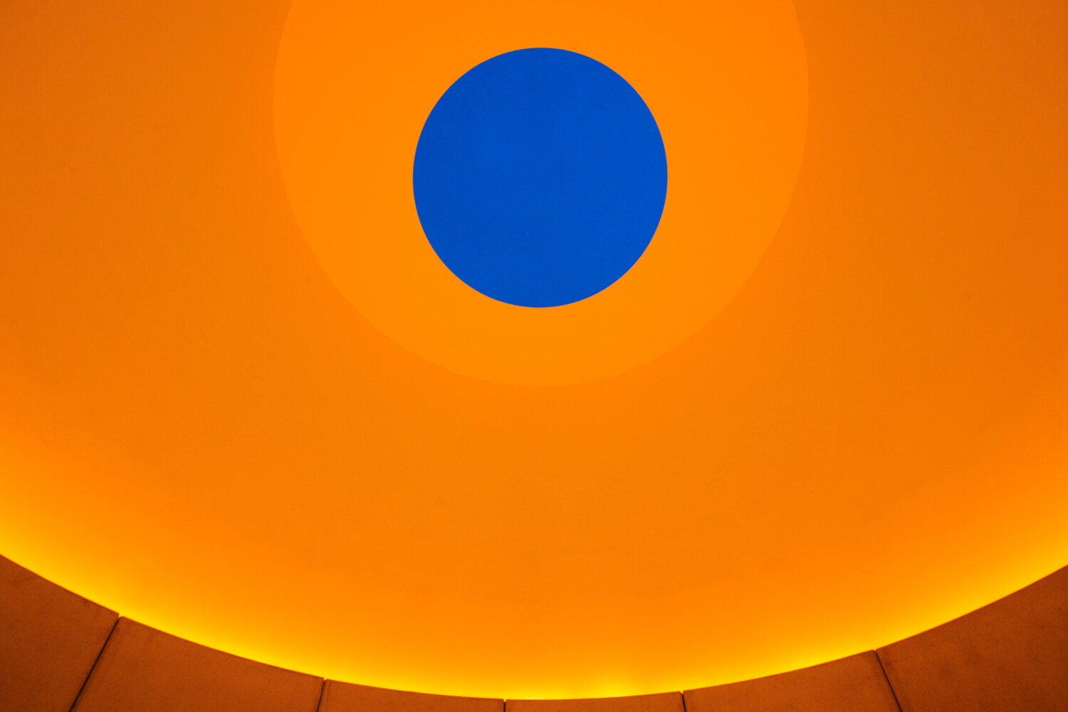 Ein orange-farbener lichtloser Raum