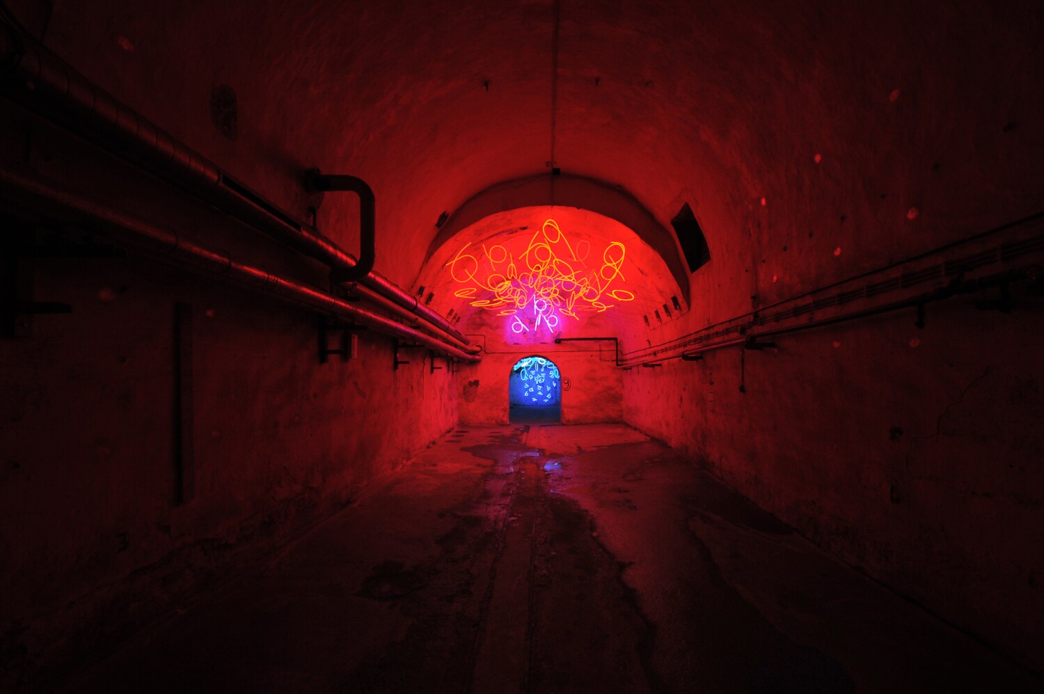 Ein alter rot beleuchteter Kellergang