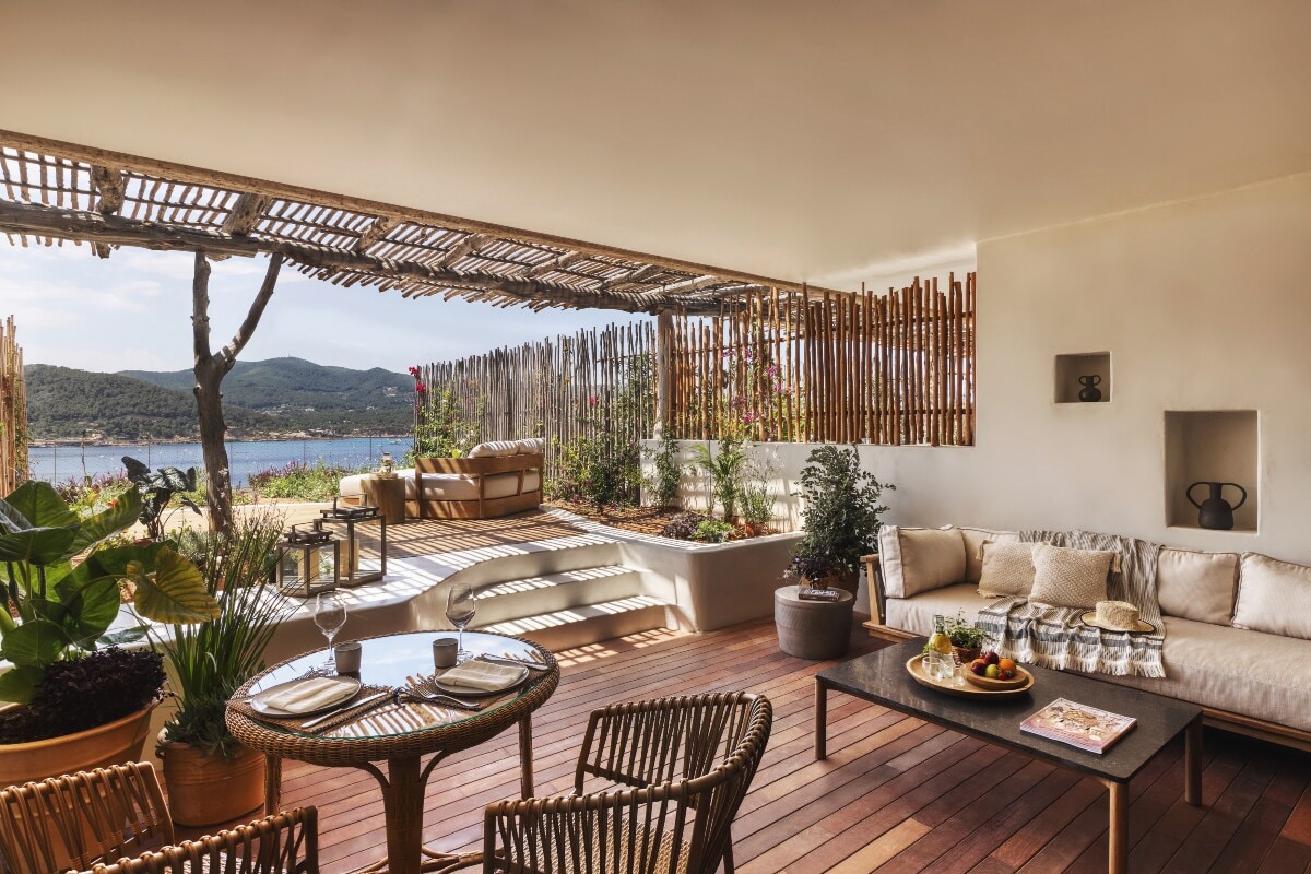 Offen gestaltetes, lässig-luxuriös eingerichtetes Hotelzimmer mit Terrasse Offen gestaltetes, lässig-luxuriös eingerichtetes Hotelzimmer mit Terrasse