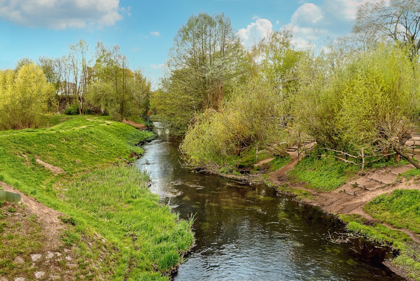 Blick auf den Fluss umgeben von idyllischer Natur