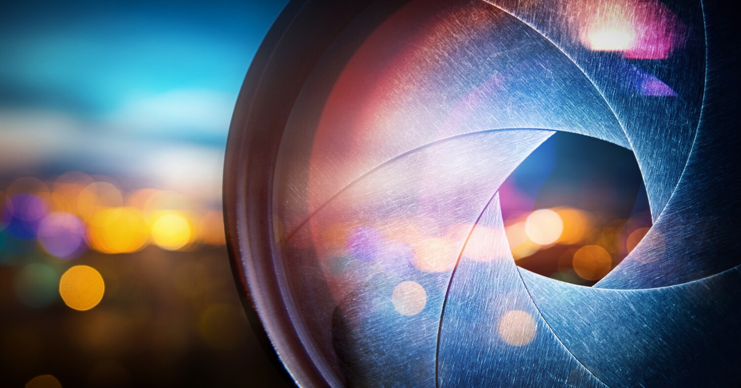 Eine halbgeöffnete Kamerablende eines Fotoapparats in Nahaufnahme