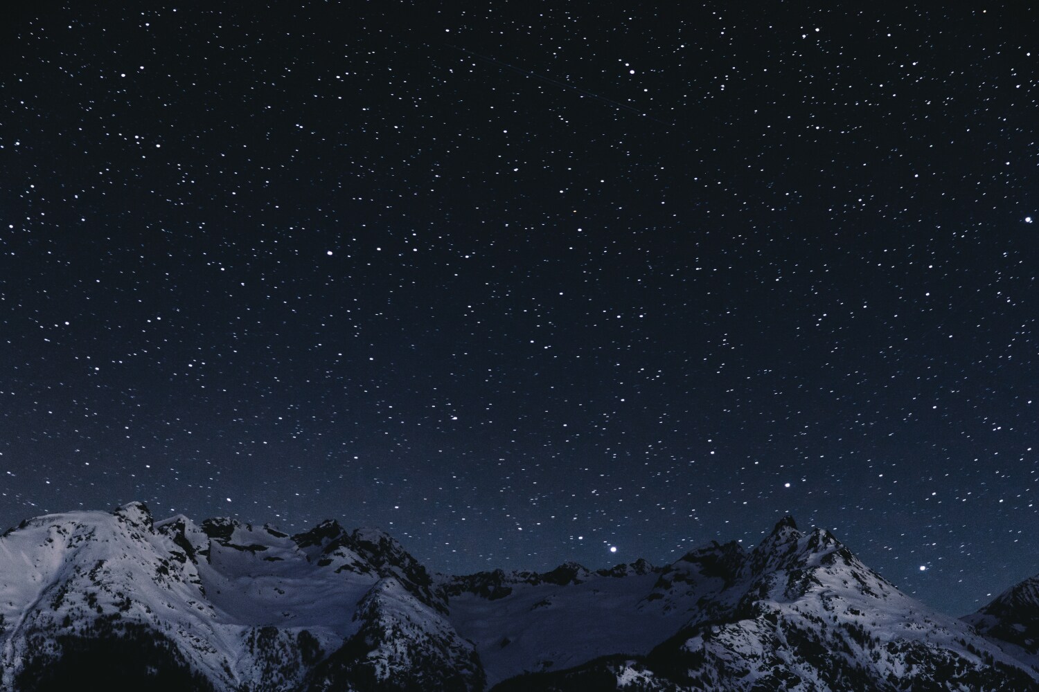 Sternenhimmel über Berggipfeln in einer klaren mondlosen Nacht