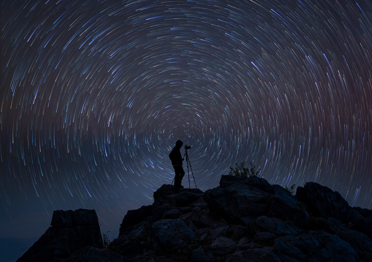 Aufnahme von Startrails, die durch eine lange Belichtungszeit entstehen