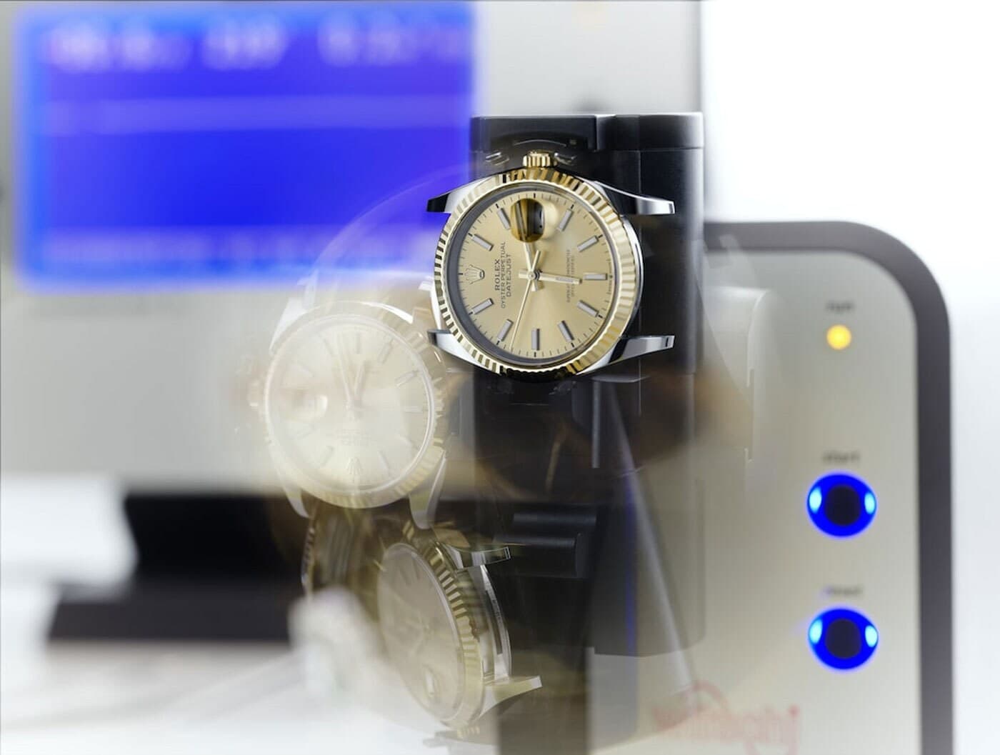 Das Uhrwerk wird in einem speziellen Gerät in unterschiedlichen Positionen getestet Das Uhrwerk wird in einem speziellen Gerät in unterschiedlichen Positionen getestet