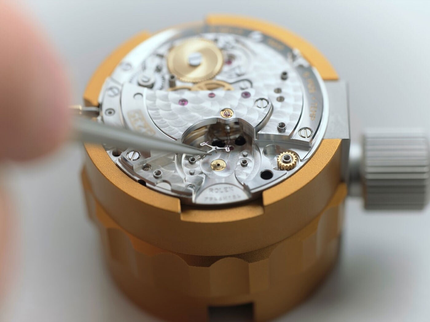 Ein Uhrmacher setzt ein Uhrwerk wieder zusammen