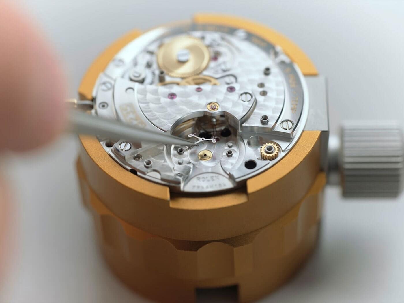 Ein Uhrmacher setzt ein Uhrwerk wieder zusammen Ein Uhrmacher setzt ein Uhrwerk wieder zusammen