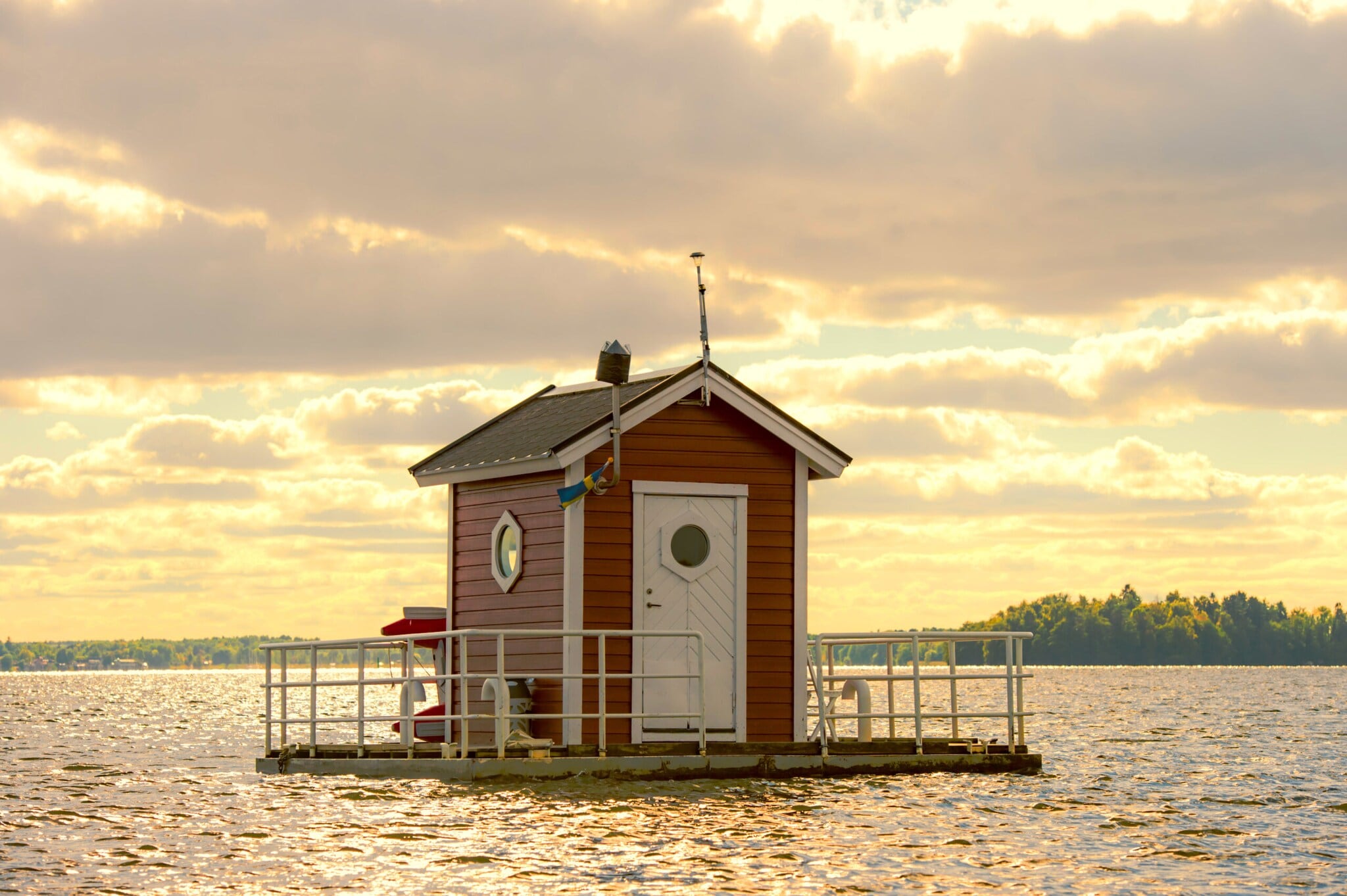 Ein kleines Haus das auf einem See schwimmt Ein kleines Haus das auf einem See schwimmt
