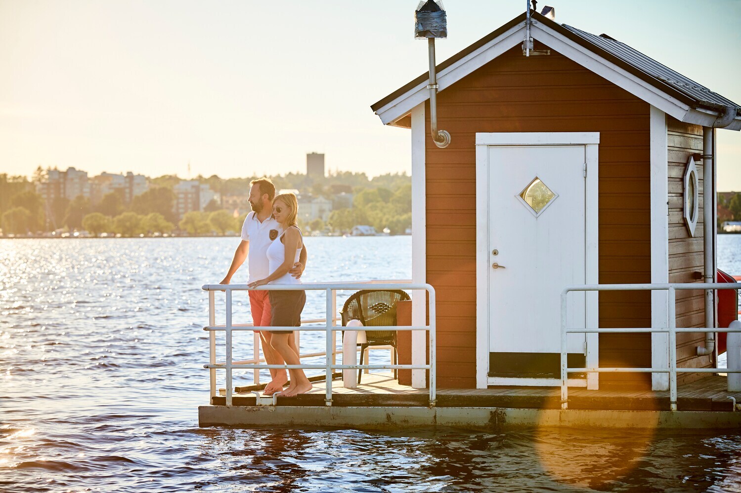 Eine kleine Holzhütte auf einem schwimmenden Floß in Schweden