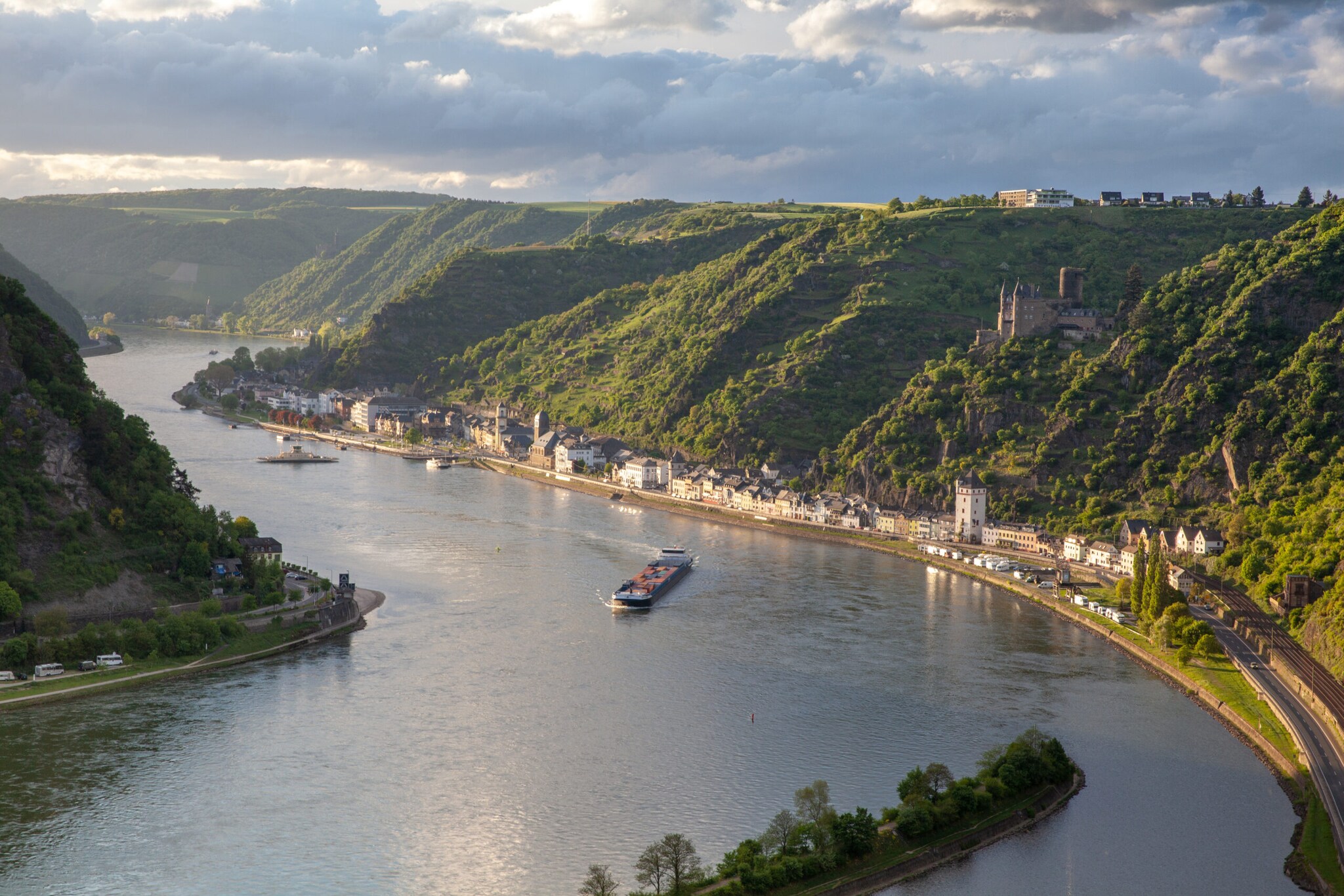 Blick von oben auf den gewundenen Rhein vom Loreleyfelsen aus Blick von oben auf den gewundenen Rhein vom Loreleyfelsen aus