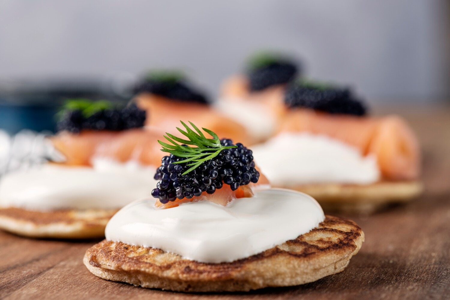 Ein kleiner Kartoffelpuffer mit Crème Fraîche und Kaviar Ein kleiner Kartoffelpuffer mit Crème Fraîche und Kaviar