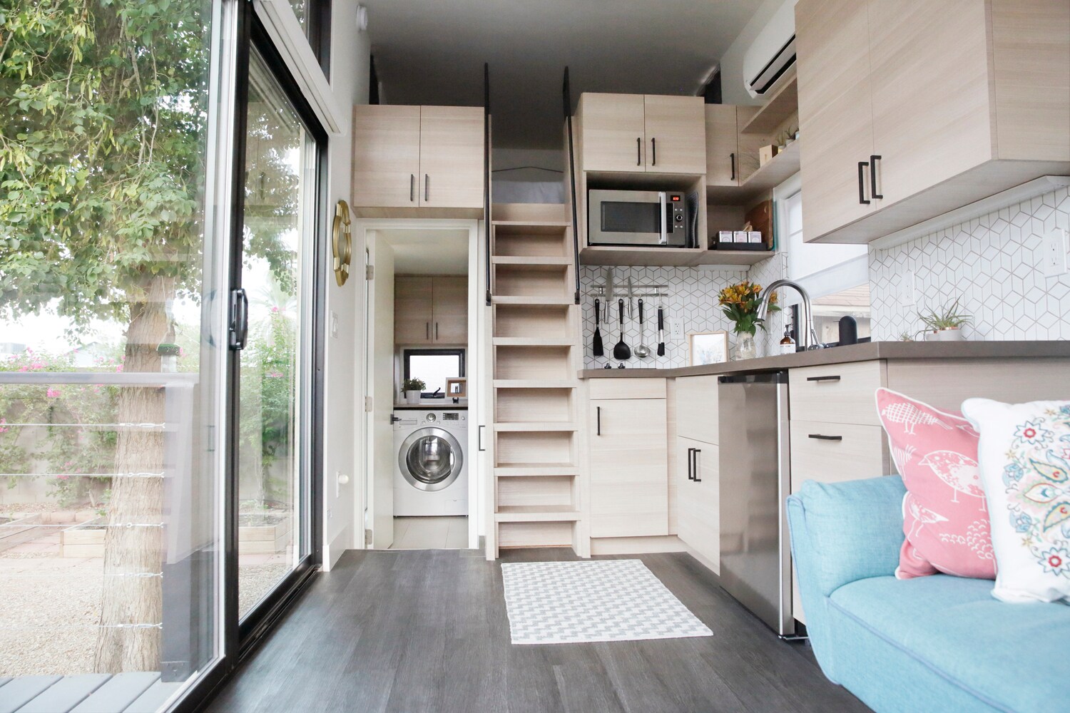 Einblick in ein Tiny House mit Küche, Bad und Schlafraum