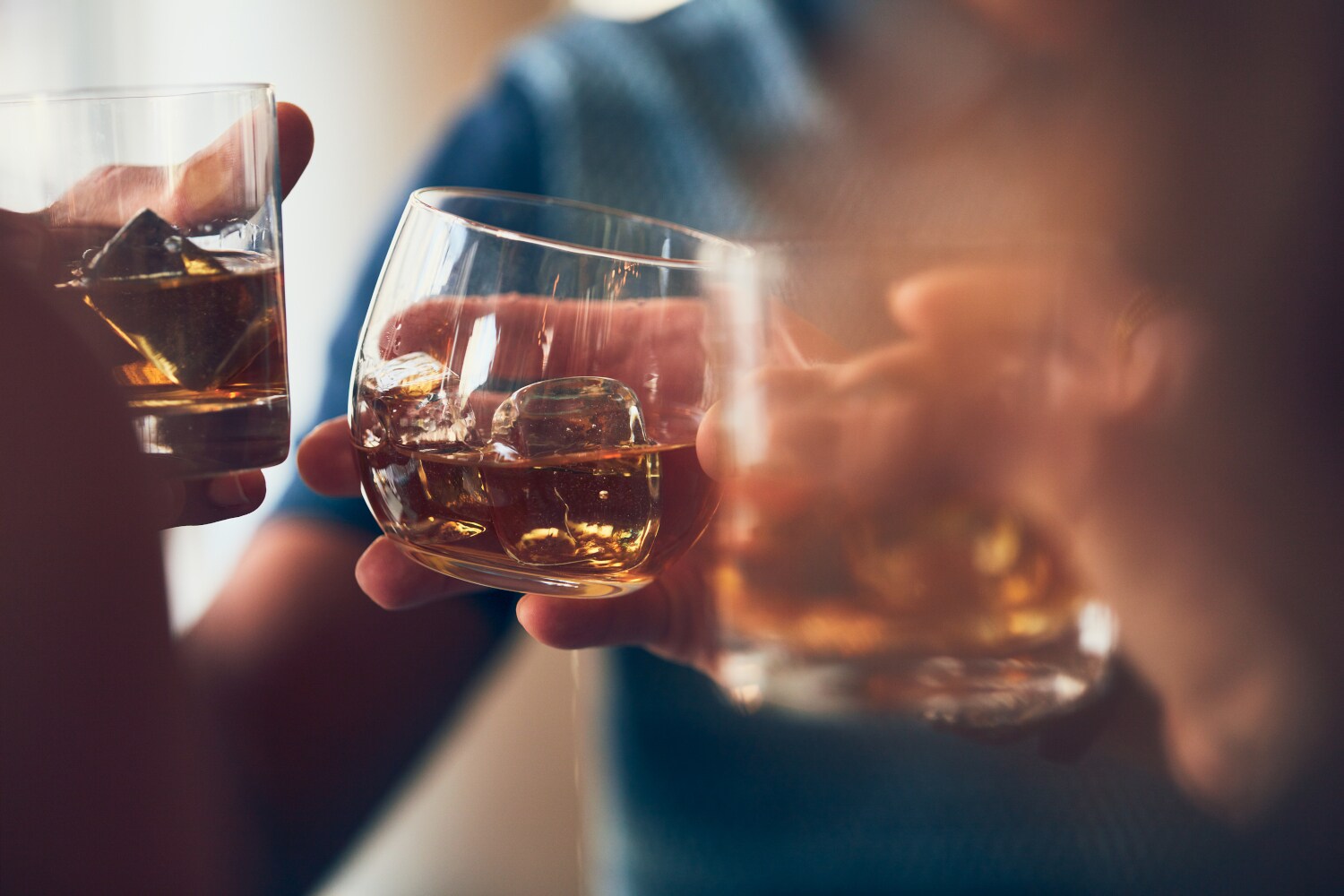 Drei Whisky auf Eis, mit denen angestoßen wird