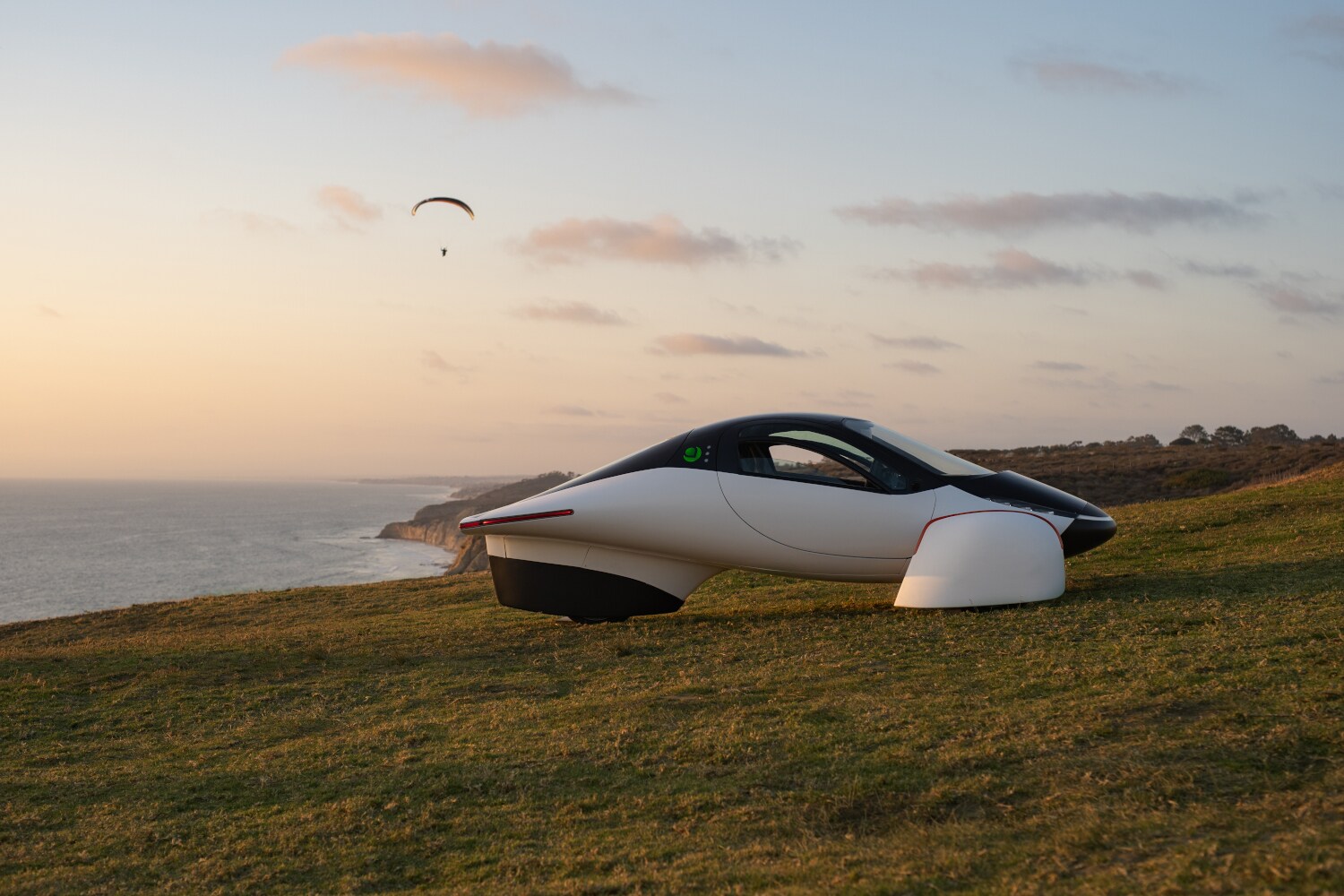 Ein futuristisches Fahrzeug steht an Felsenküste