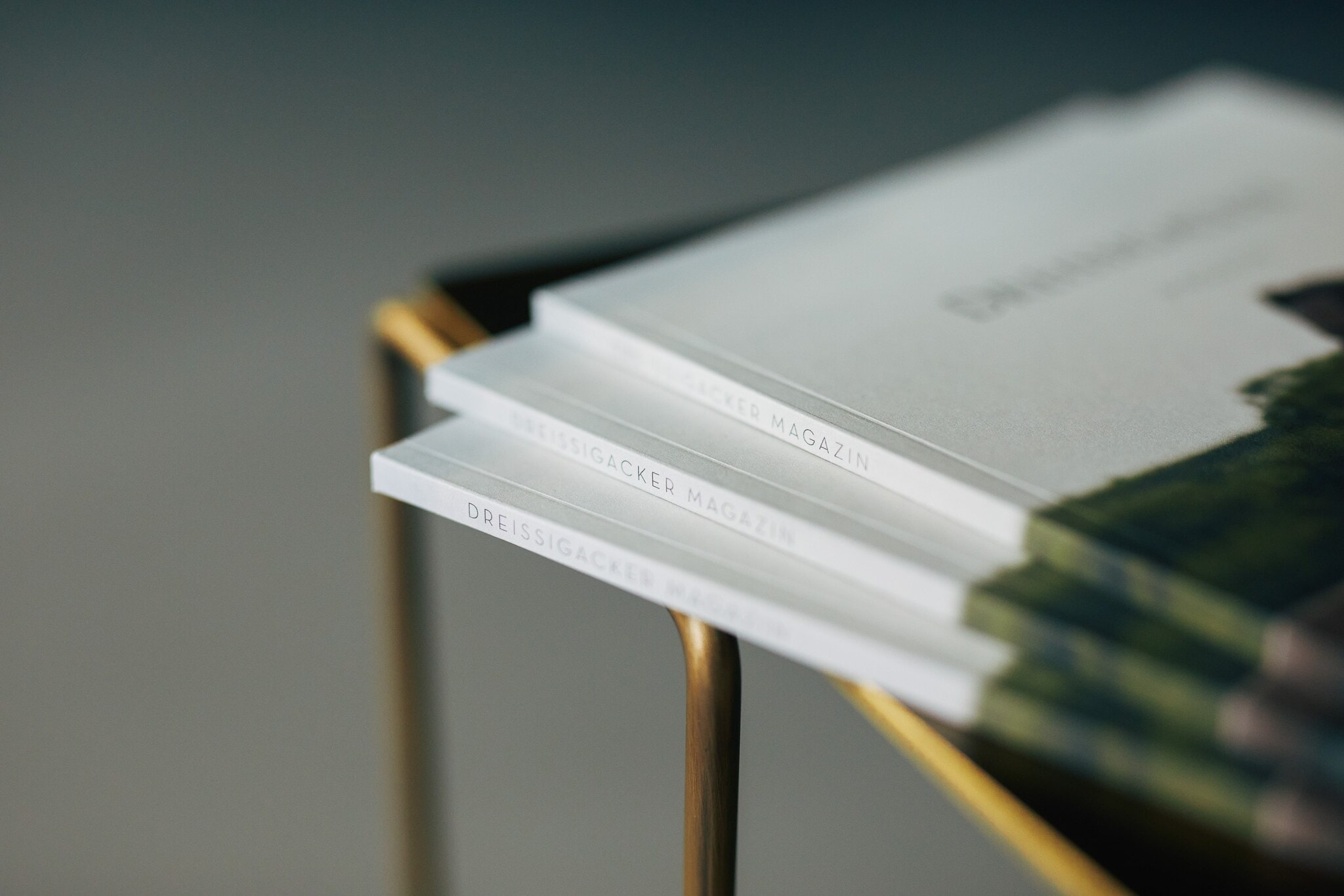 Dreissigacker Magazin im Detail auf einem Tisch Dreissigacker Magazin im Detail auf einem Tisch