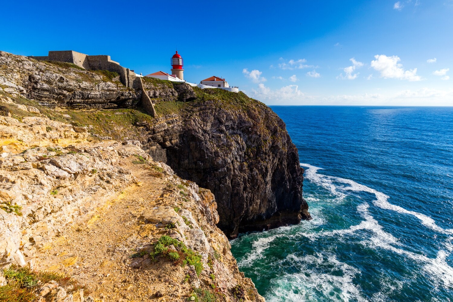 Ein Leuchtturm am Kap St. Vincent in Sagres, Portugal Ein Leuchtturm am Kap St. Vincent in Sagres, Portugal