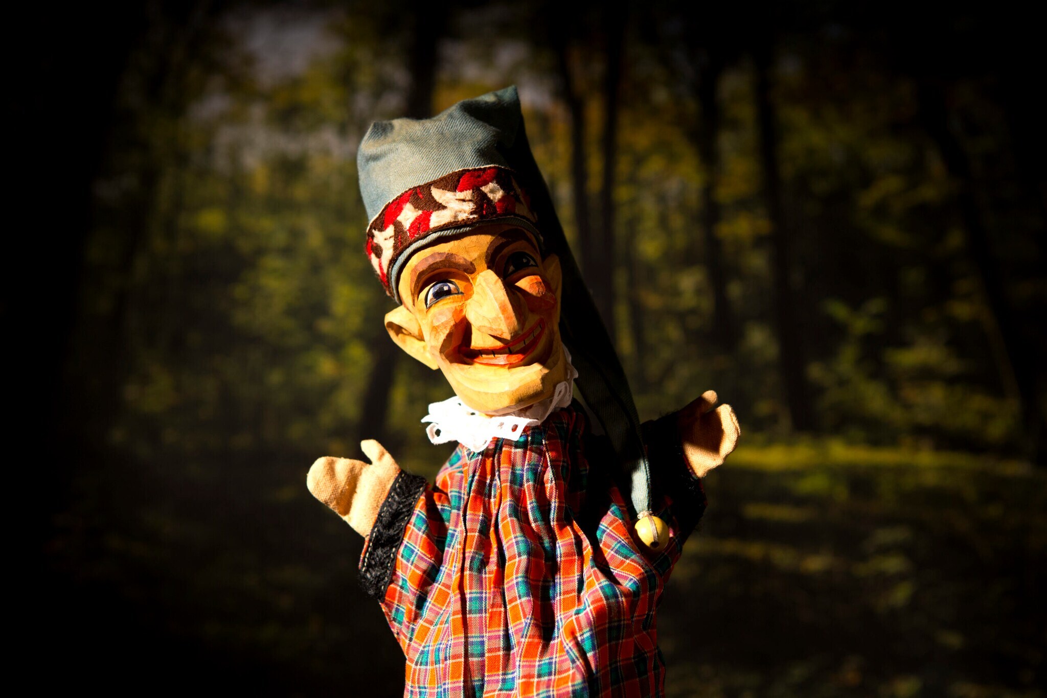 Eine klassische Kasperle-Handpuppe aus Holz und Stoff Eine klassische Kasperle-Handpuppe aus Holz und Stoff