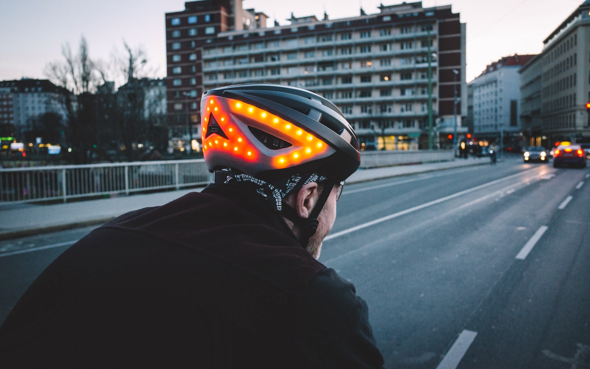 Ein Mann auf dem Fahrrad trägt einen Helm mit eingebauter Blinkerfunktion