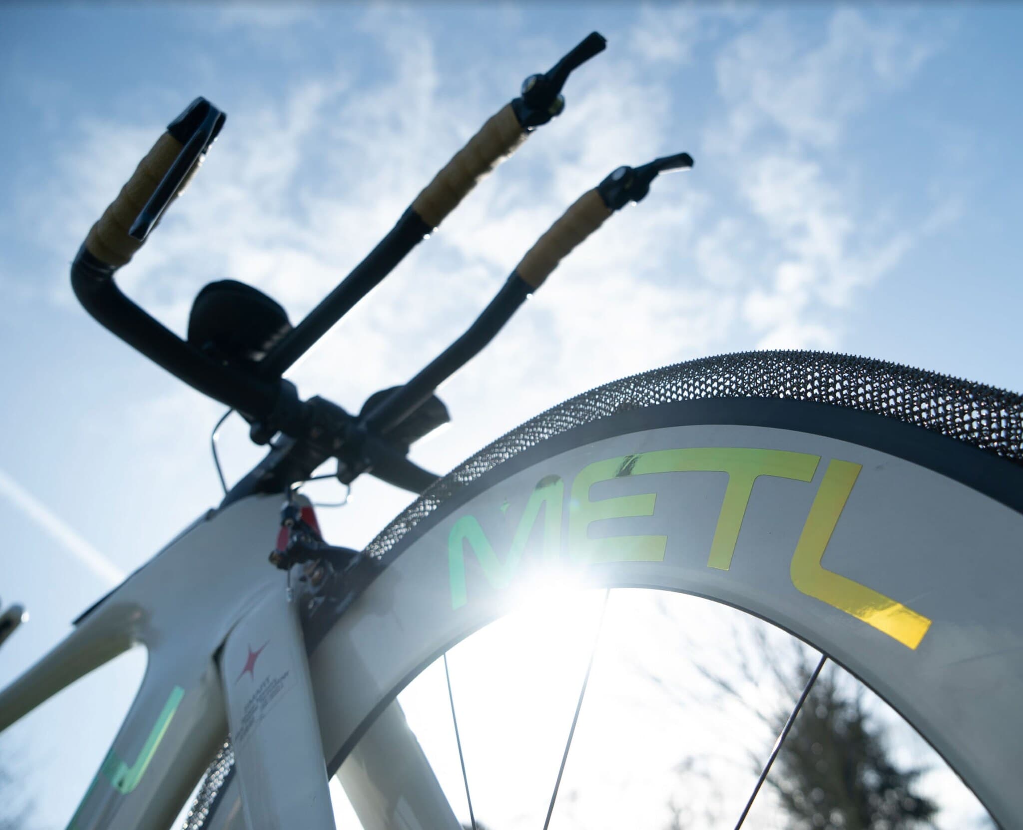 Detailaufnahme von Fahrrad mit Reifen aus Metallgeflecht