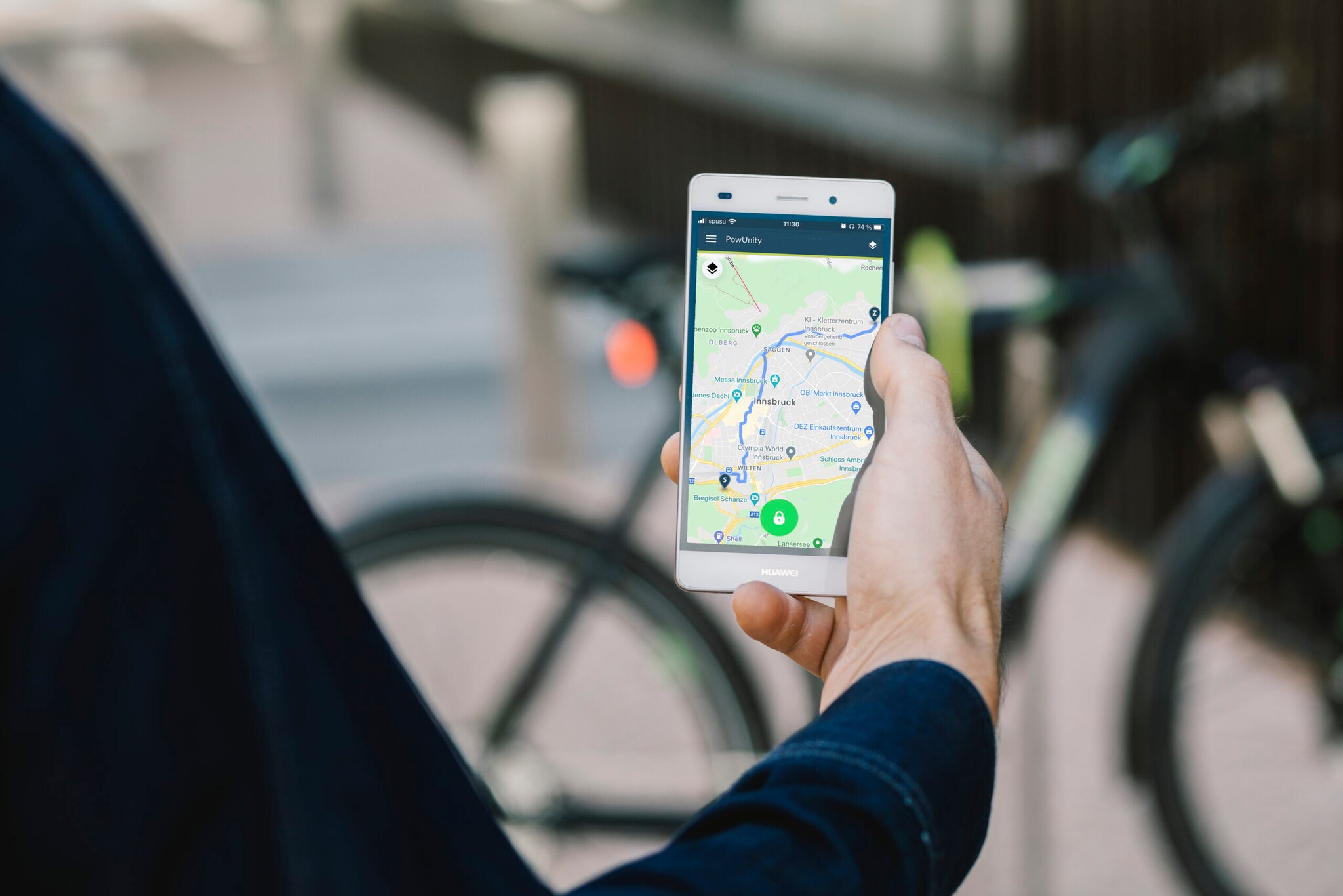 Ein Mann verfolgt die GPS-Daten seines Fahrrads auf seinem Smartphone
