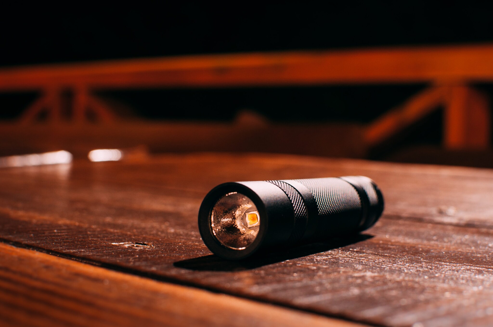 Eine Teleobjektiv liegt auf einer Holzfläche Eine Teleobjektiv liegt auf einer Holzfläche