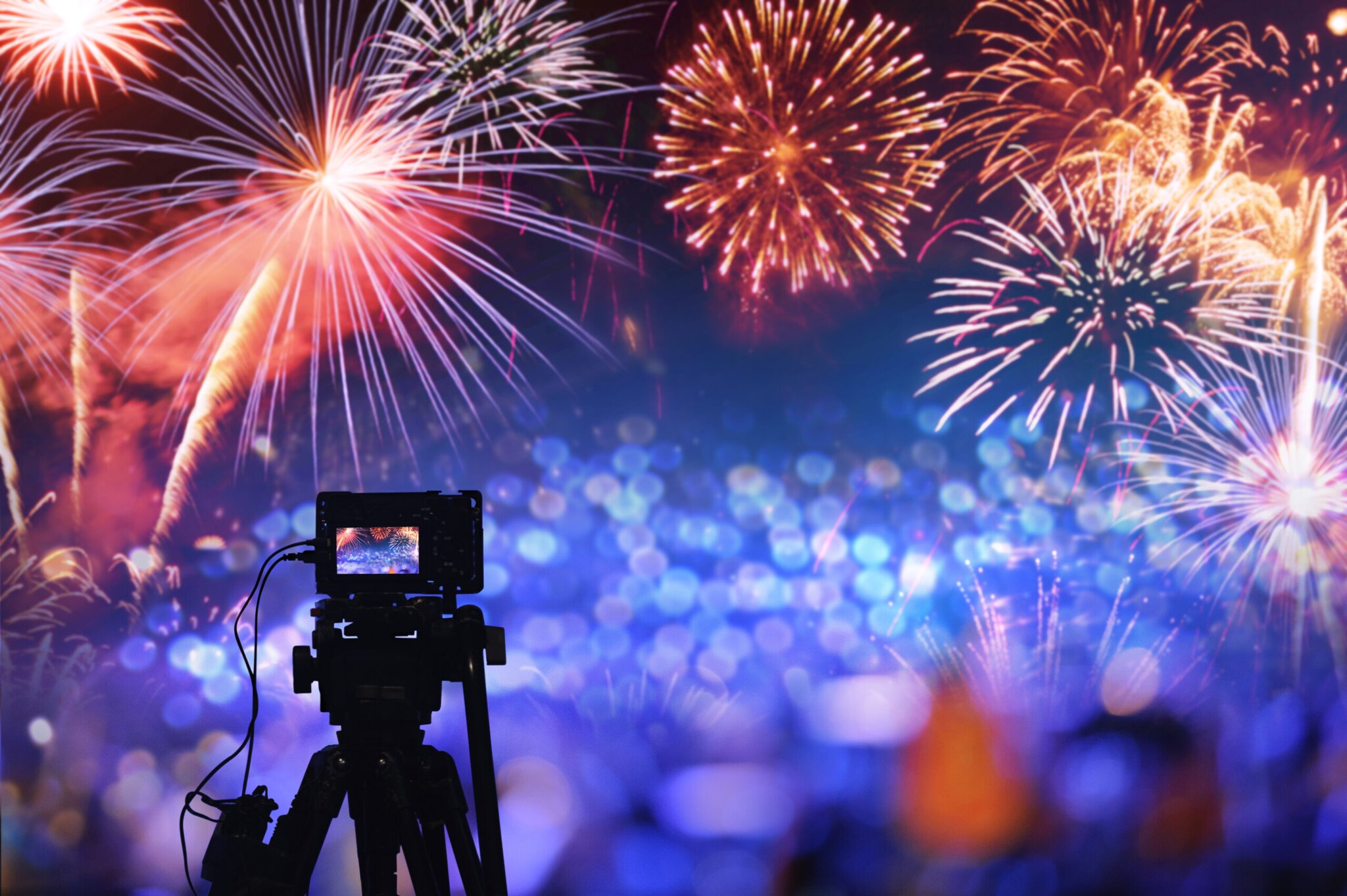 Eine Kamera vor prachtvollem Feuerwerk Eine Kamera vor prachtvollem Feuerwerk