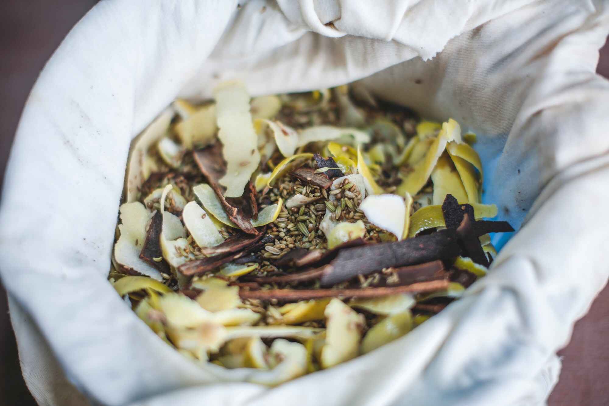 Kräuter und Gewürze in einem weißen Leinensack