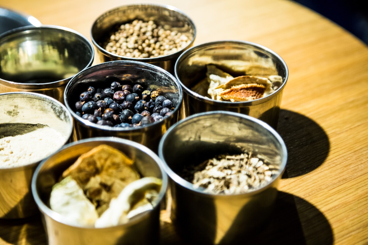 Wacholderbeeren sowie weitere Zutaten, die für eine Gin Herstellung nötig sind