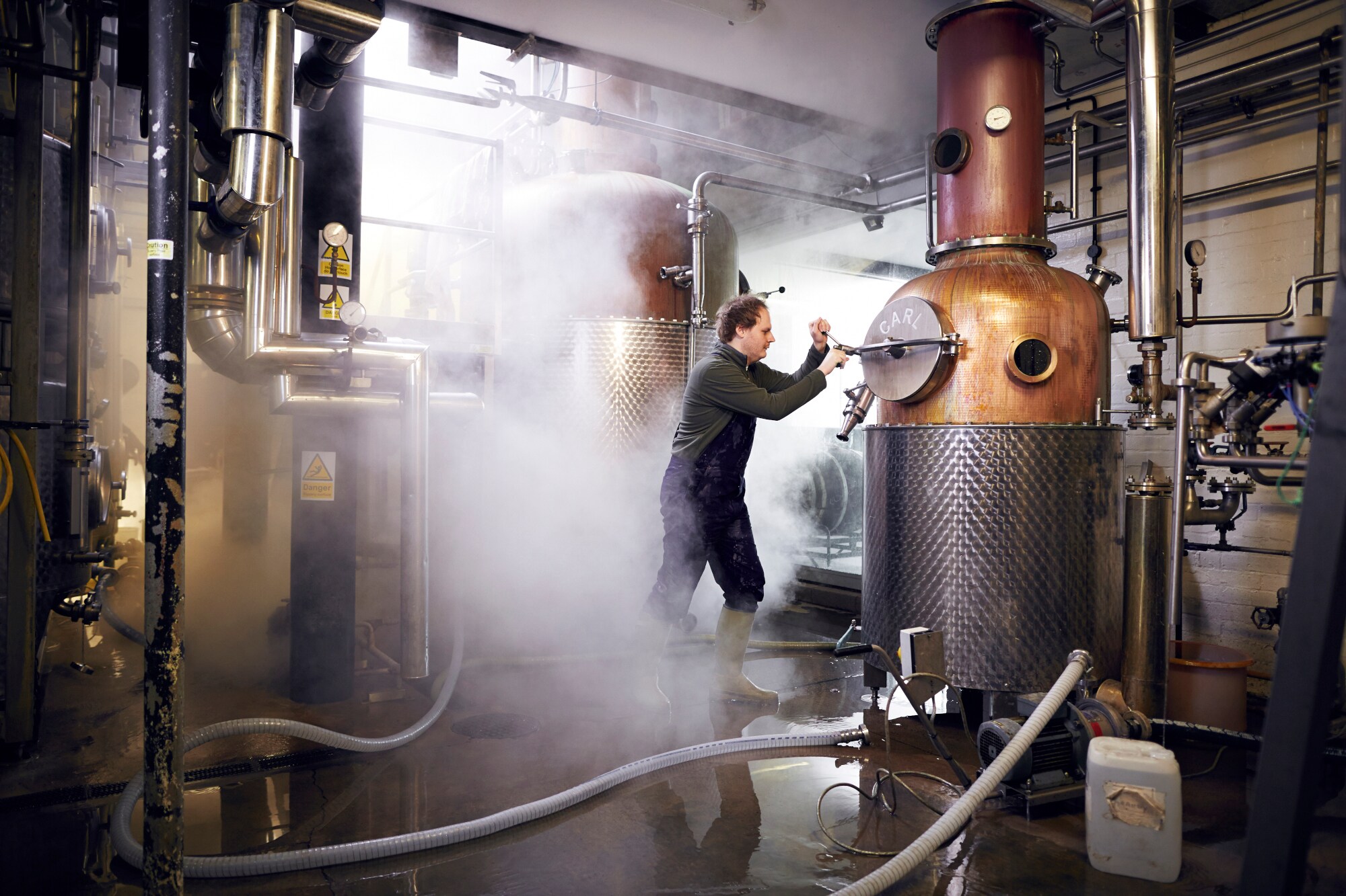 Ein Arbeiter in einer Distillerie
