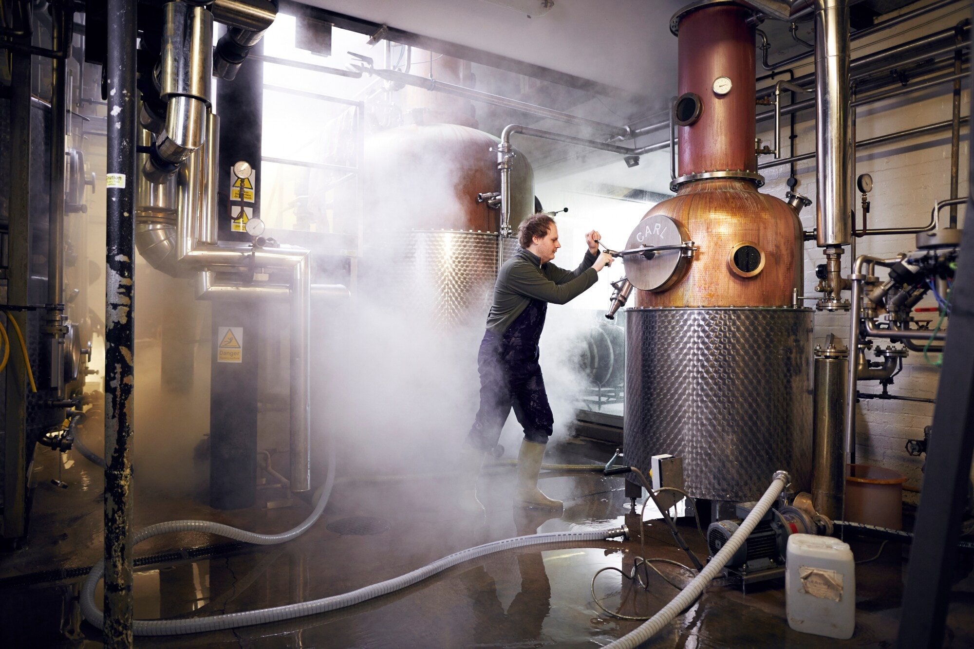Ein Arbeiter in einer Distillerie Ein Arbeiter in einer Distillerie