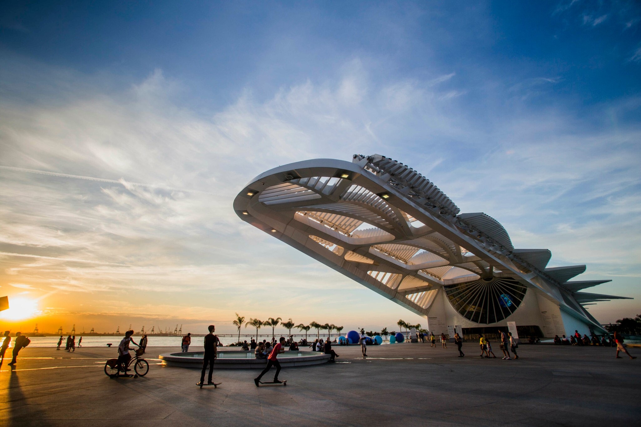 Ein futuristisches Gebäude ragt schräg in den Himmel Ein futuristisches Gebäude ragt schräg in den Himmel