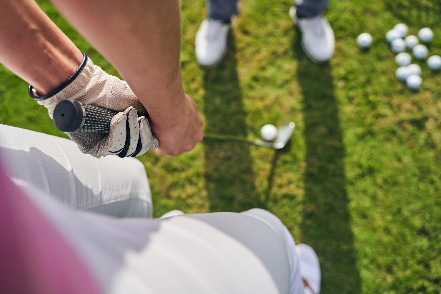 Blick von oben auf eine Person, die einen Golfschläger für den Abschwung hält Blick von oben auf eine Person, die einen Golfschläger für den Abschwung hält