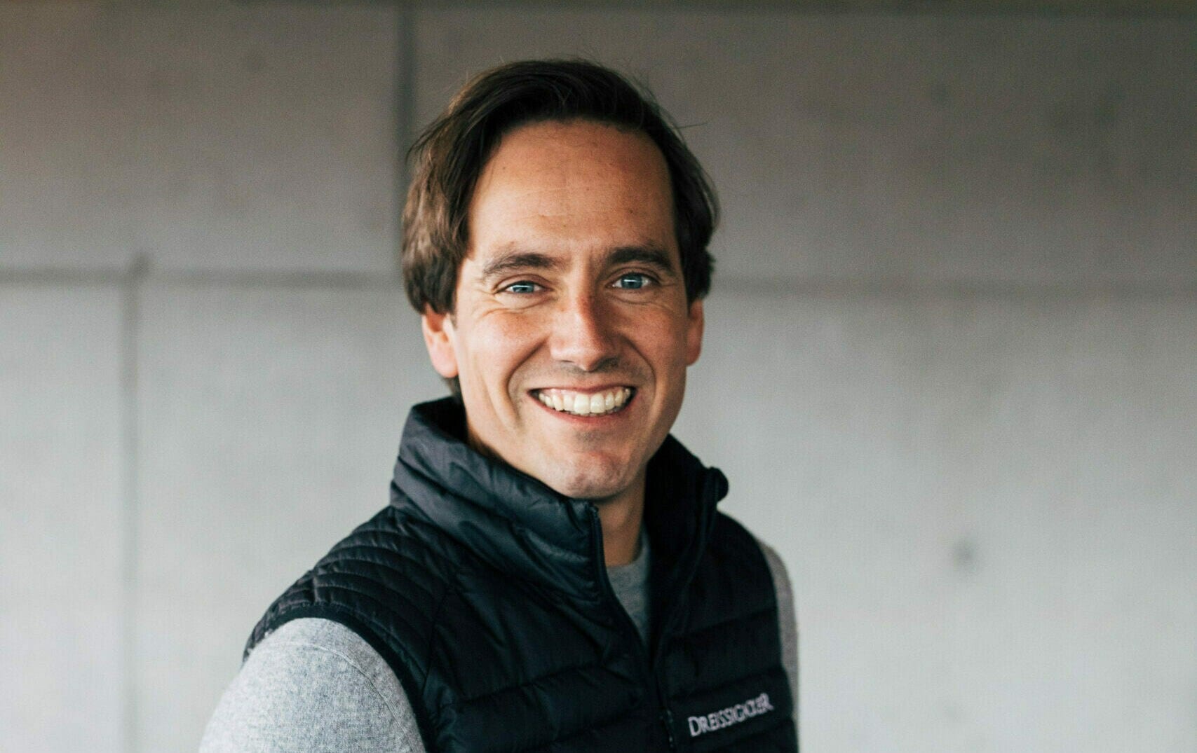 Winzer Jochen Dreissigacker lacht in die Kamera Winzer Jochen Dreissigacker lacht in die Kamera