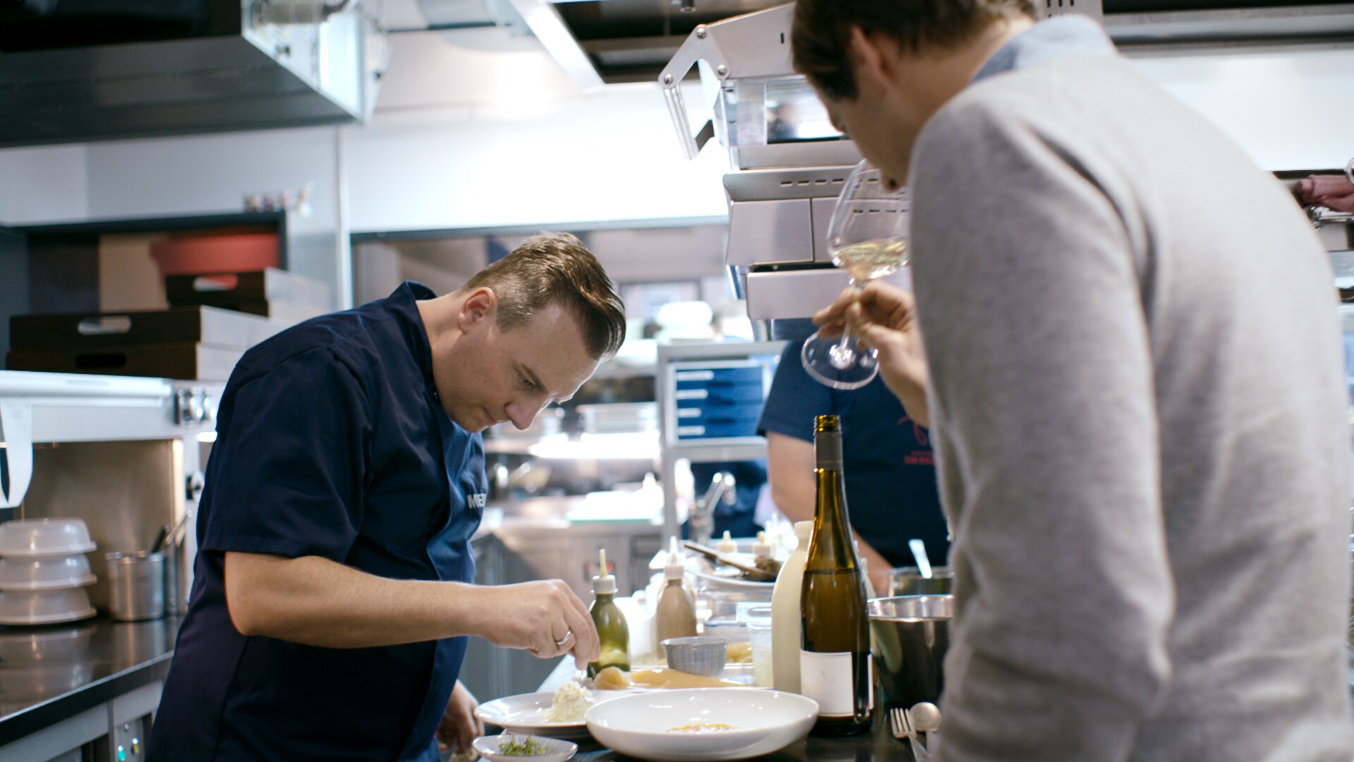 Tim Raue und Jochen Dreissigacker experimentieren in der Küche mit einem Foodpairing
