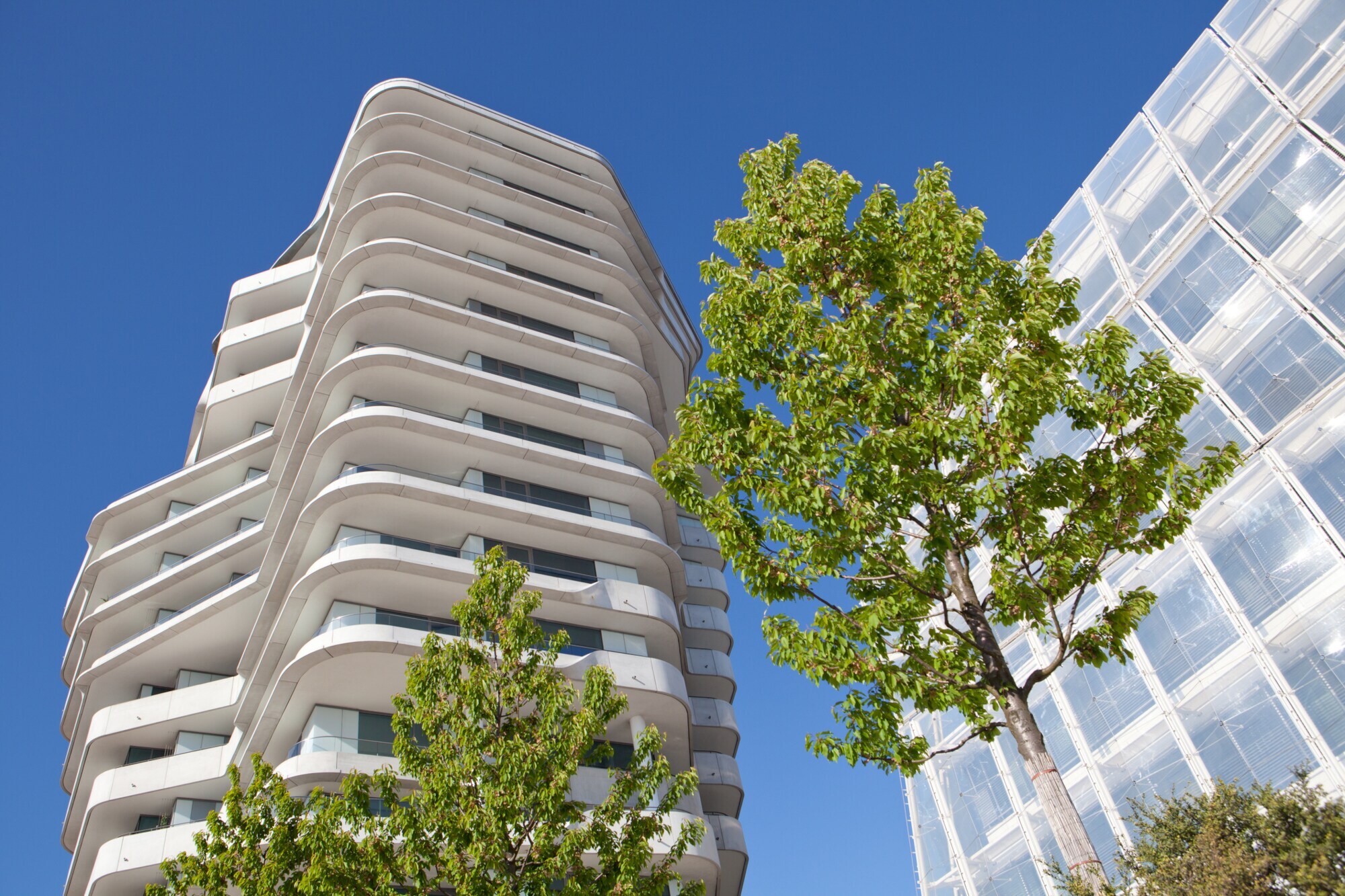 Zwei moderne Hamburger Gebäude am Hafen