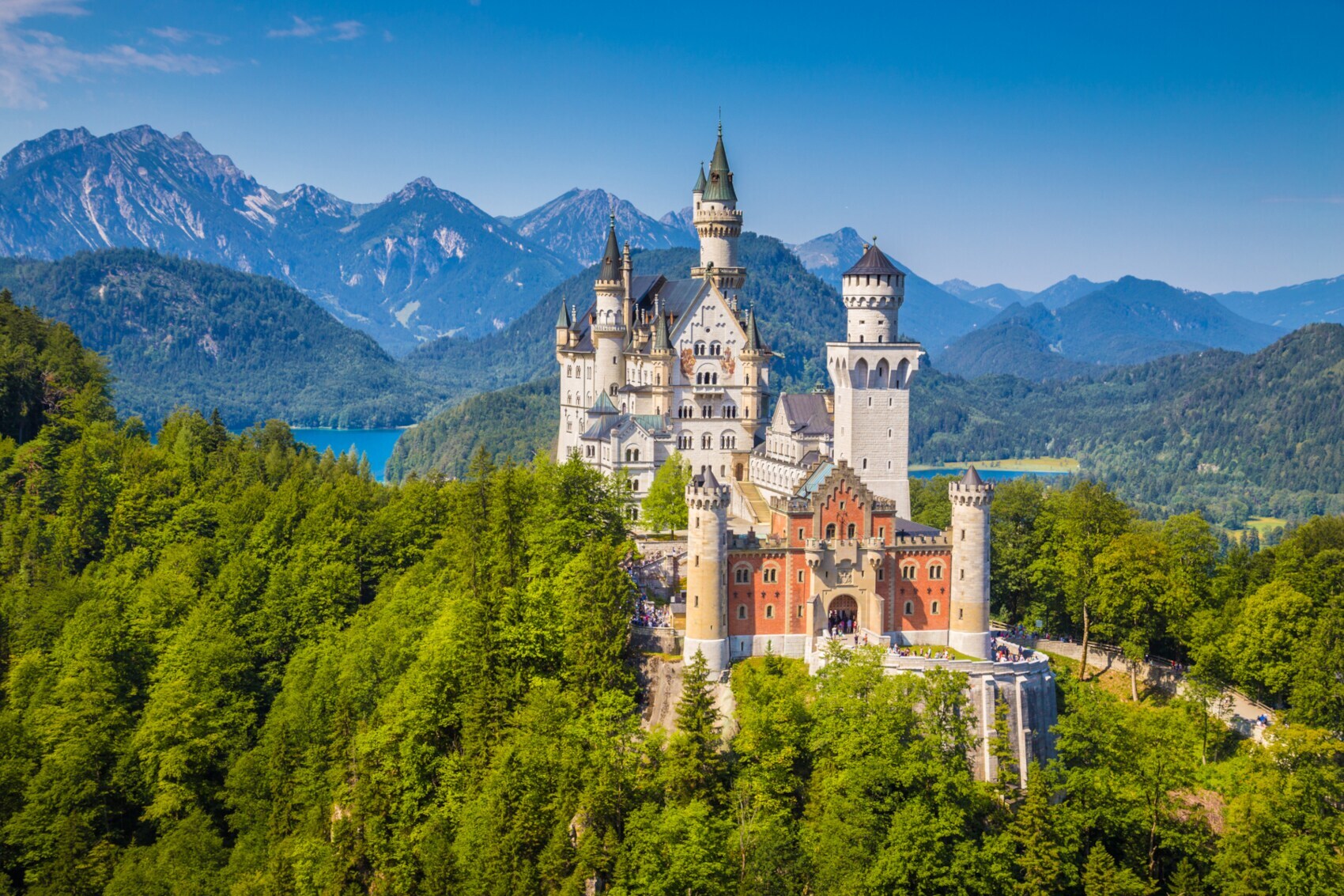 Schloss Neuschwanstein vor beeindruckender Alpenkulisse Schloss Neuschwanstein vor beeindruckender Alpenkulisse