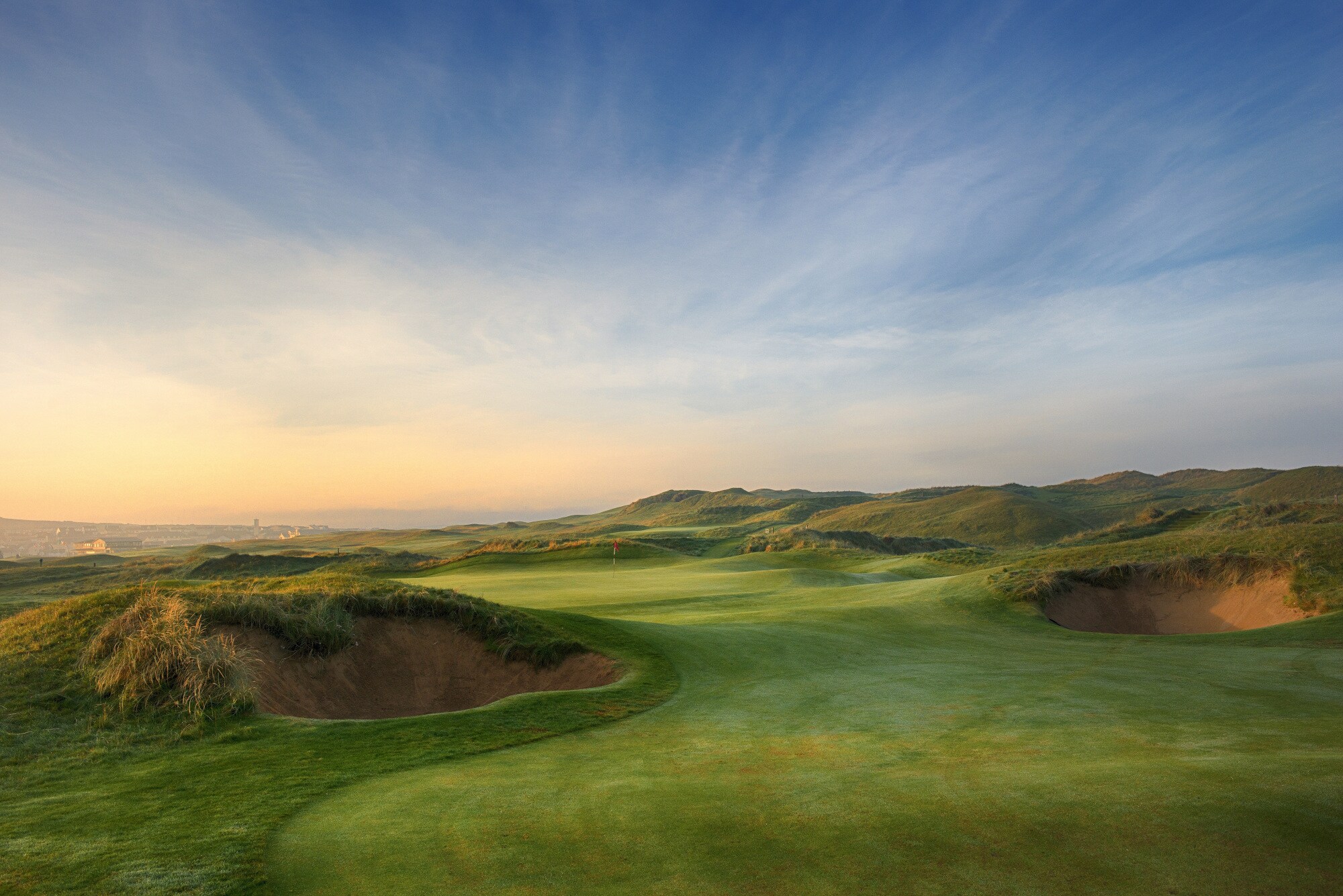 Begrünte Bunker auf einem irischen Golfplatz