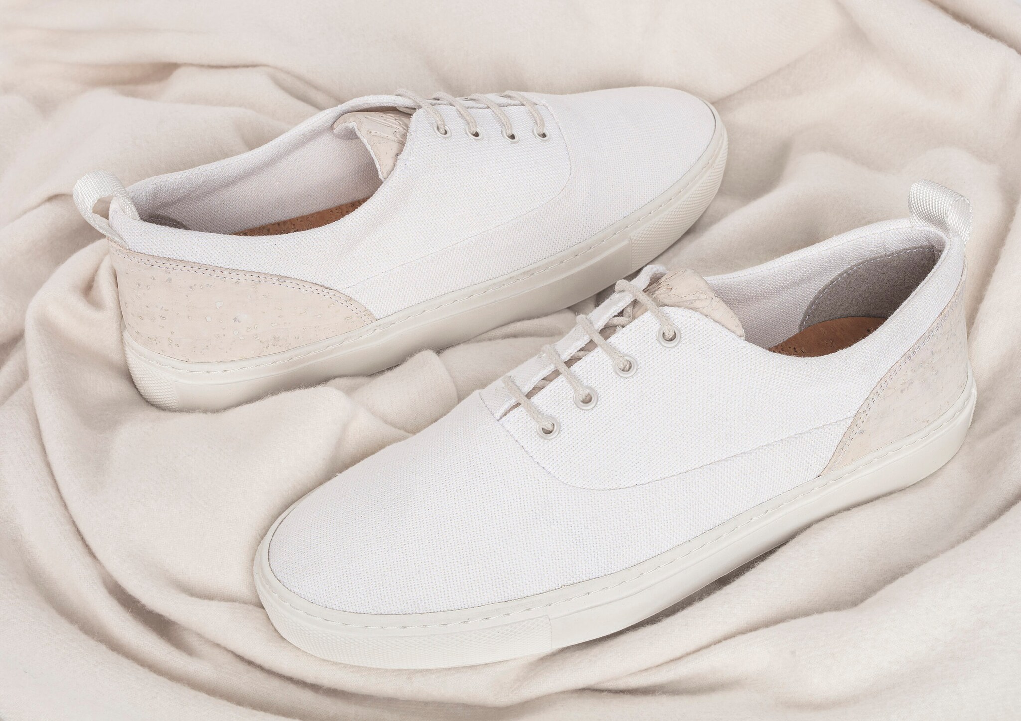 Nahaufnahme eines Sneakers mit Kork-Elementen