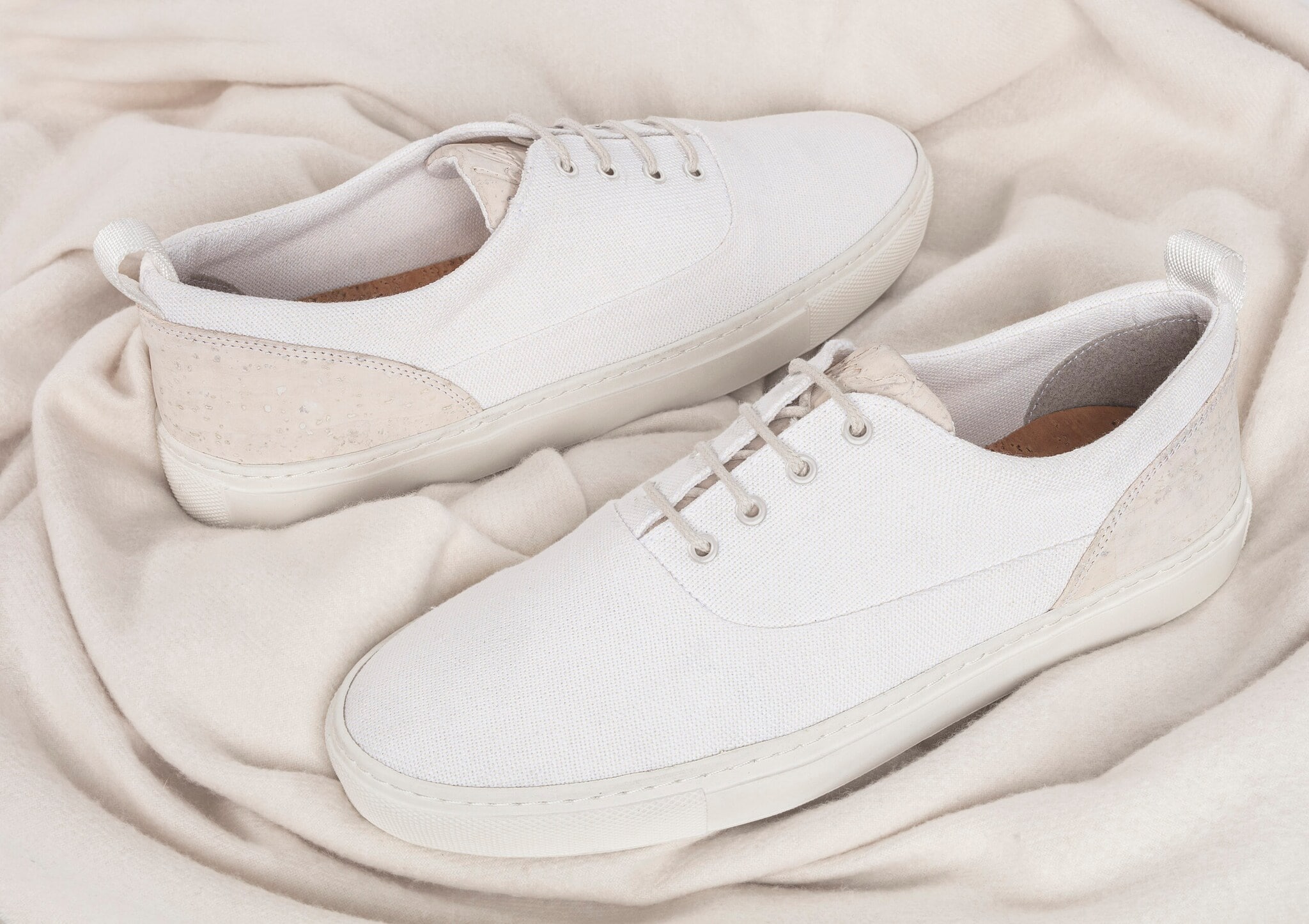 Nahaufnahme eines Sneakers mit Kork-Elementen Nahaufnahme eines Sneakers mit Kork-Elementen