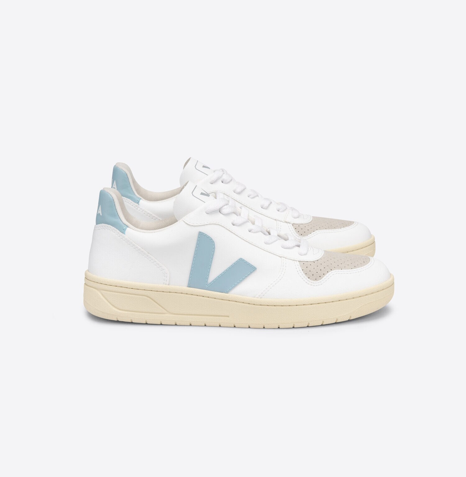 Weiße Ledersneaker mit einem hellblauen V an der Seite