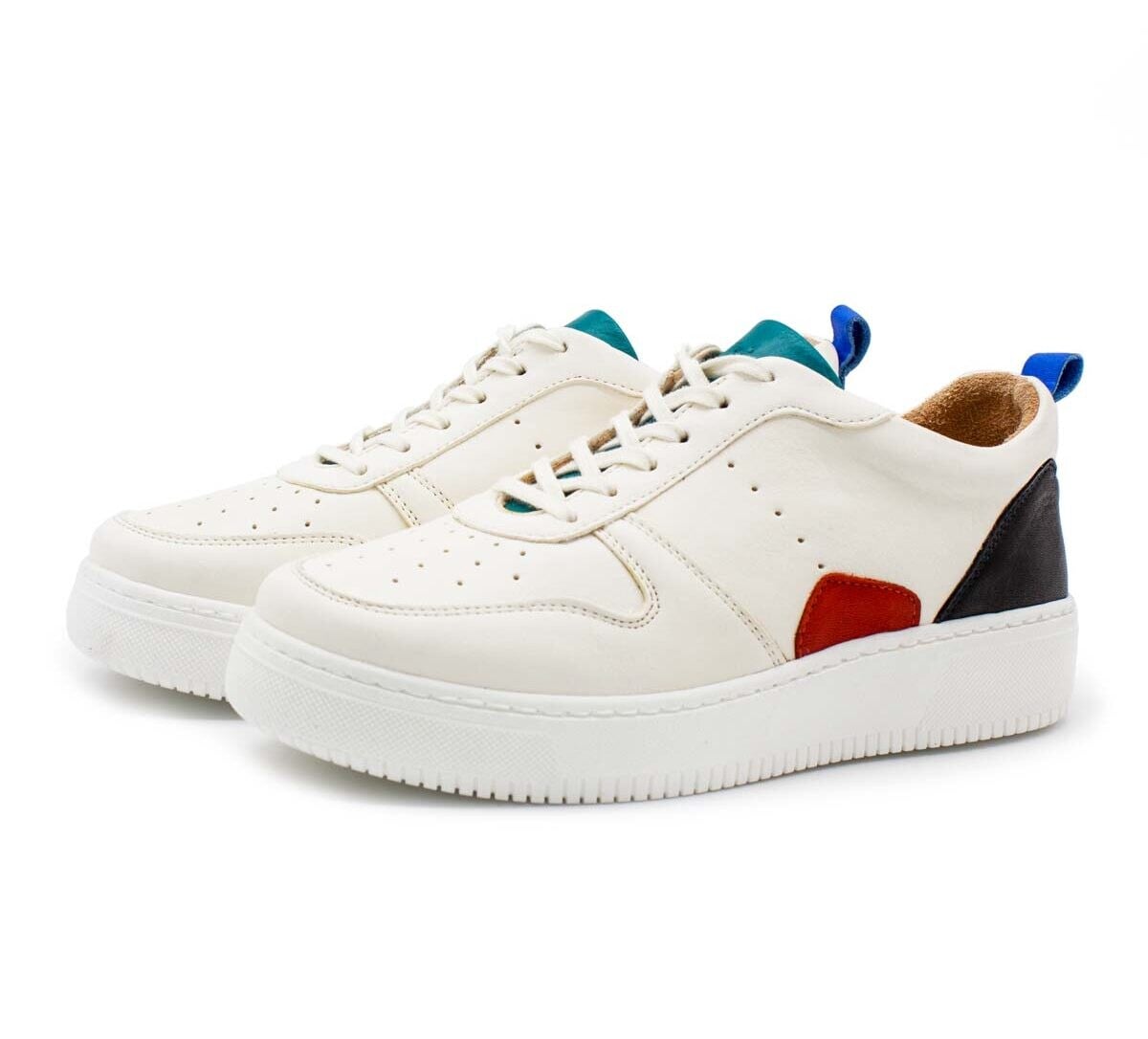 Weiße Ledersneaker mit Farbakzenten in Rot, Schwarz, Blau und Türkis Weiße Ledersneaker mit Farbakzenten in Rot, Schwarz, Blau und Türkis